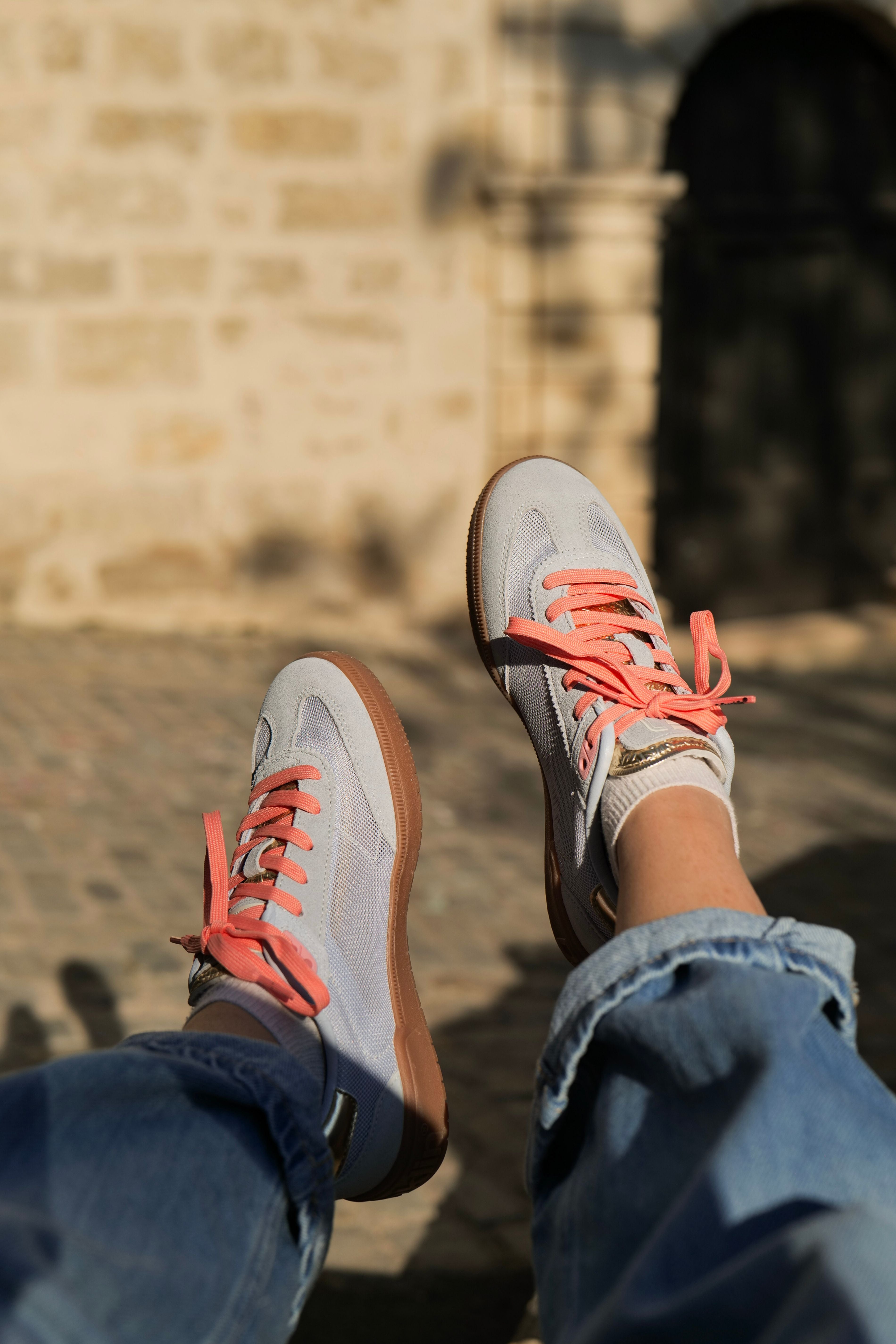 basket rebel femme portée look casual urbain bleu et corail
