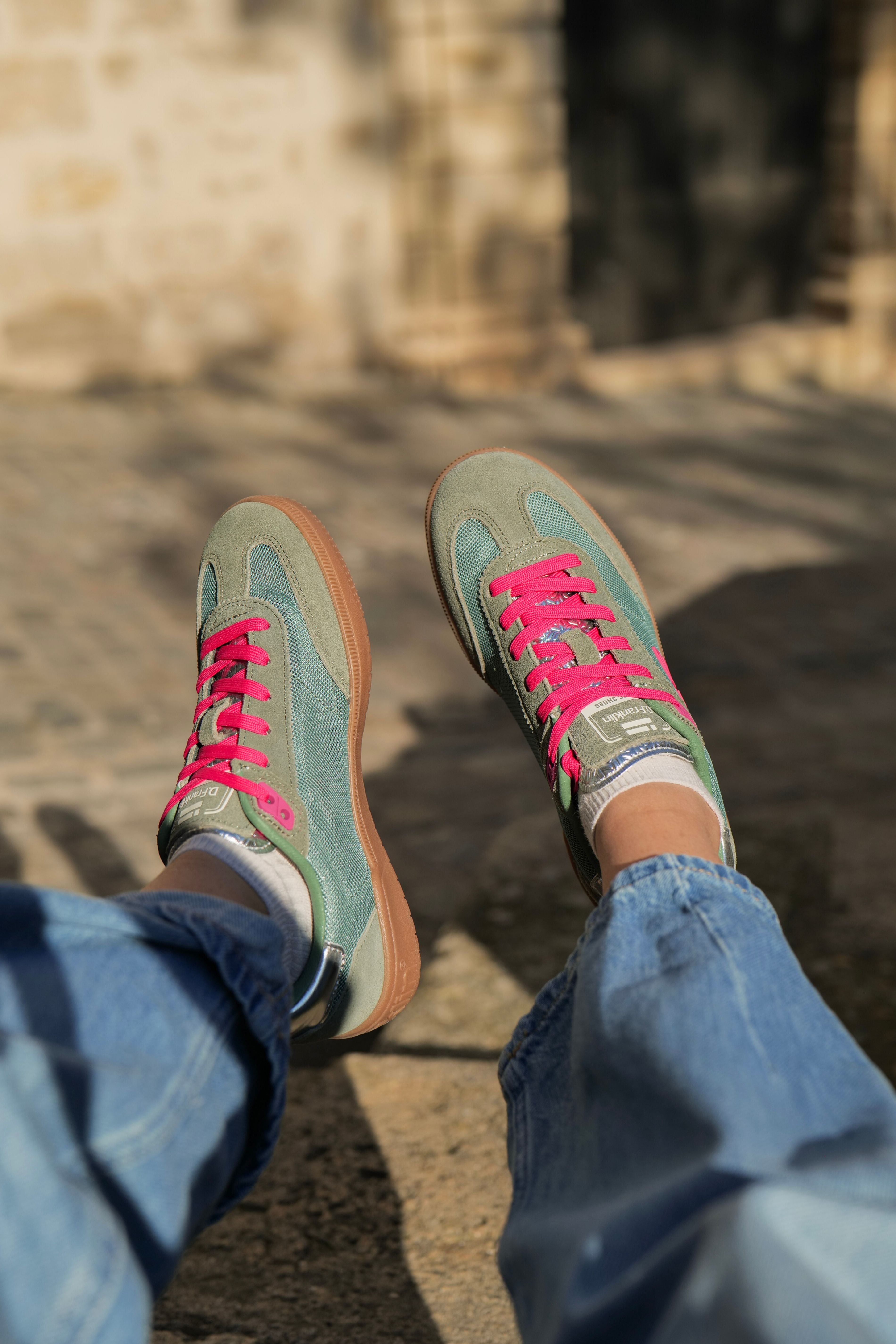 baskets femme vert avec lacets roses en cuir et mesh semelle gomme look casual D.Franklin