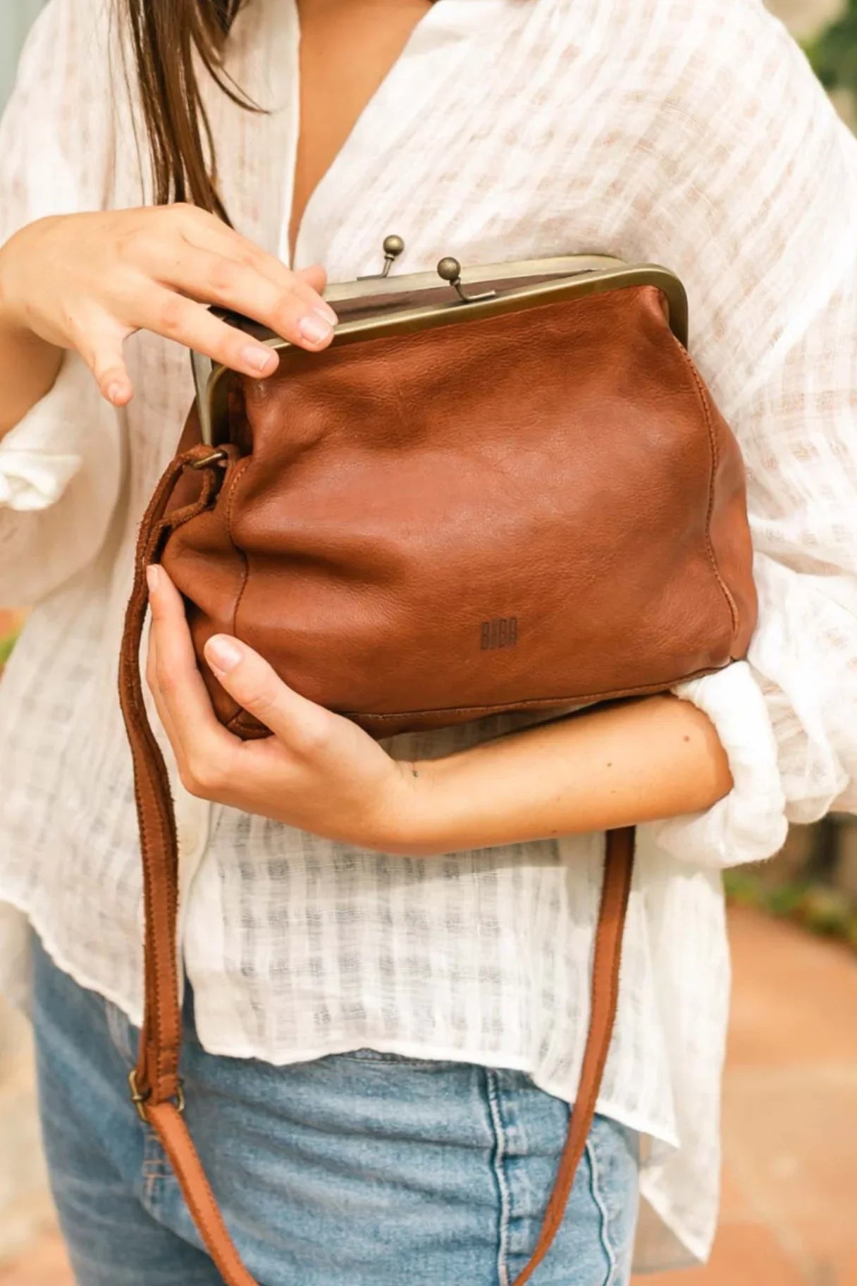 Sac bandoulière en cuir marron avec fermoir boule - BIBA