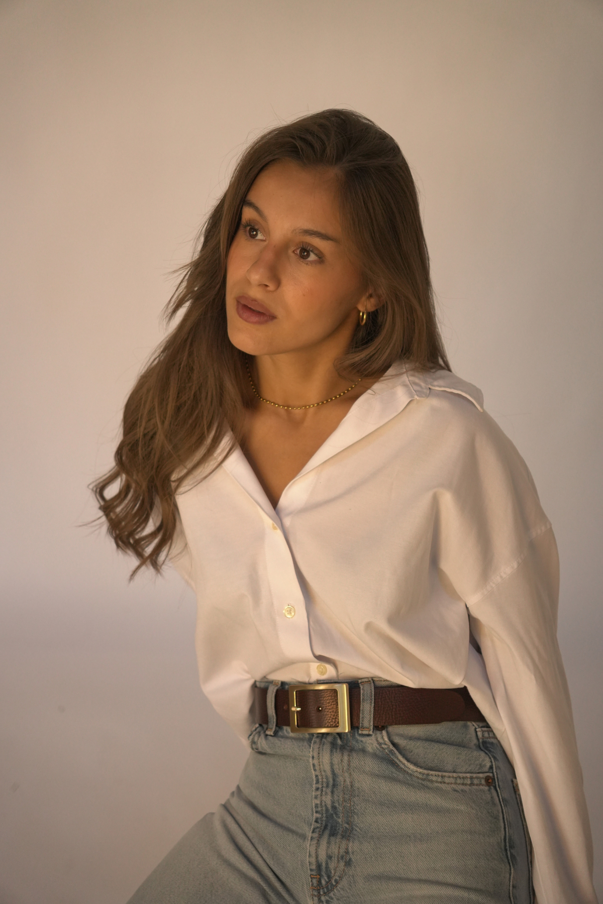 Ceinture femme en cuir marron Charlotte Atelier Nappa portée sur un jean avec une chemise blanche oversize
