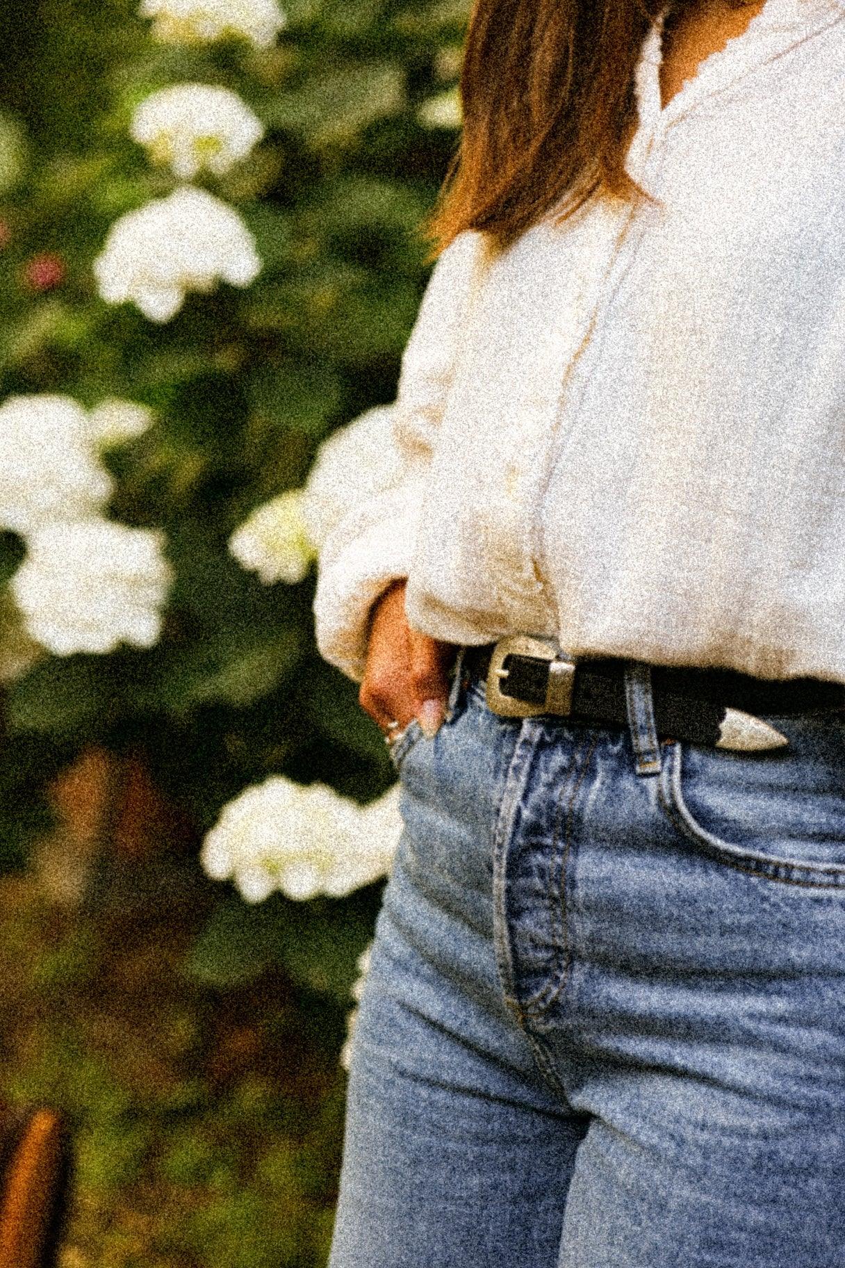Ceinture artisanale fine en cuir noir avec boucle western -Nappa maroquinerie