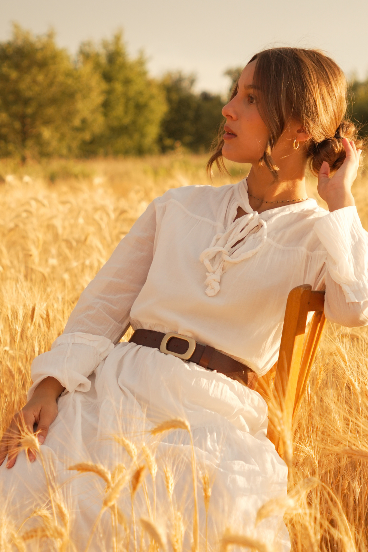 Ceinture femme en cuir marron foncé Adèle Atelier Nappa marquant la taille d'une robe blanche en coton