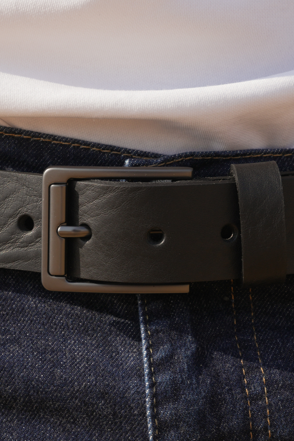 Détail de la boucle rectangulaire noir mat à ardillon de la ceinture homme Hugo Atelier Nappa en cuir noir