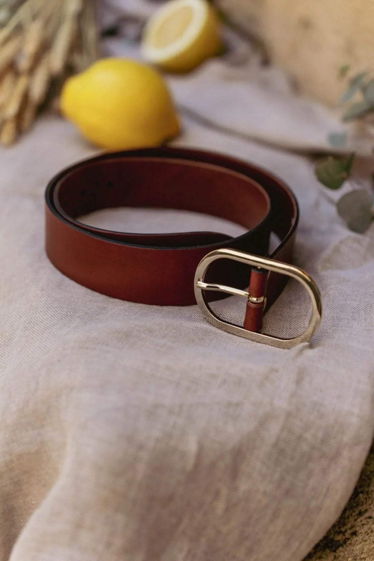 Ceinture Louise Atelier Nappa enroulée : cuir de vachette cognac lisse, largeur 4 cm, boucle ovale dorée à ardillon