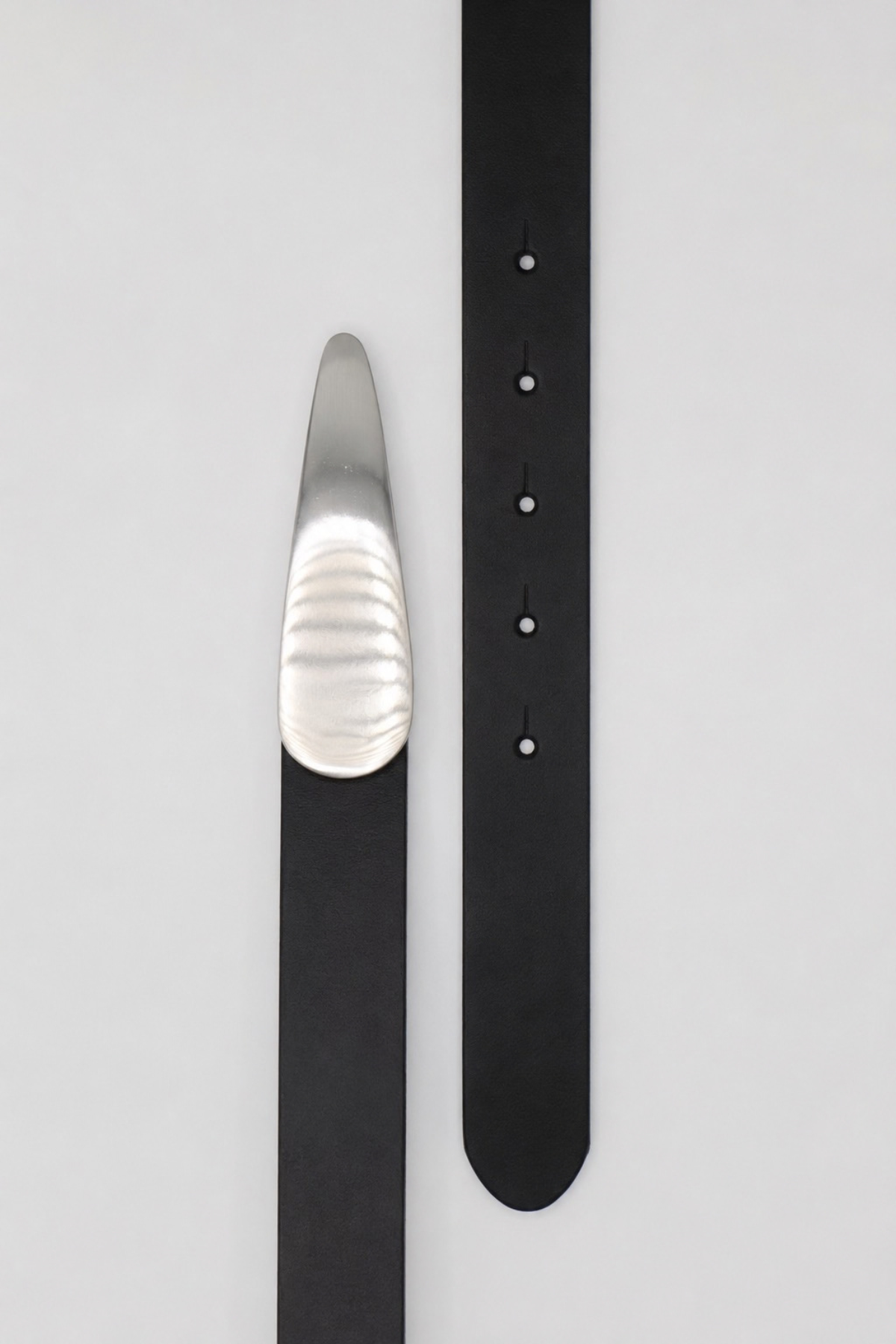 Ceinture Rosa Atelier Nappa à plat : cuir de vachette noir de 2,5 cm et boucle goutte d'eau en argent brossé