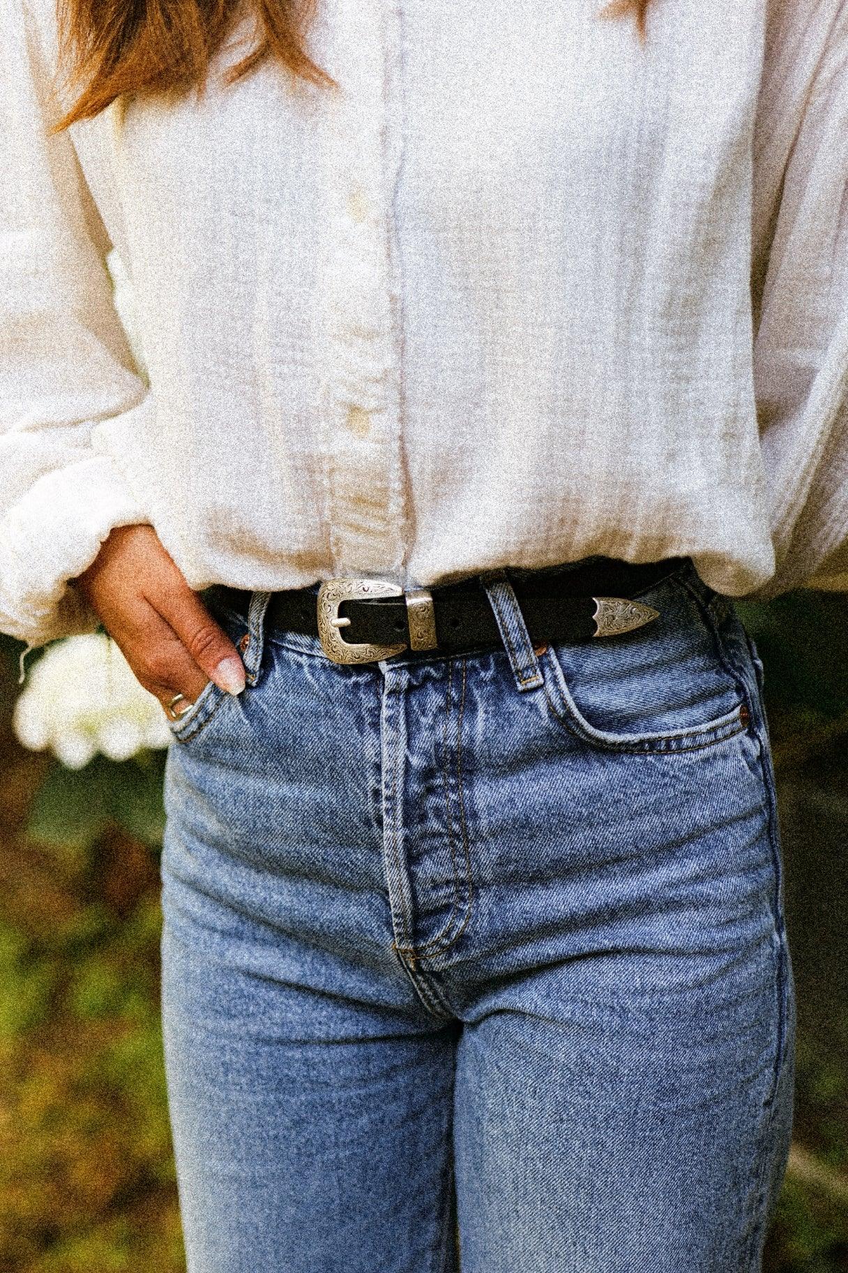 Ceinture artisanale fine en cuir noir avec boucle western