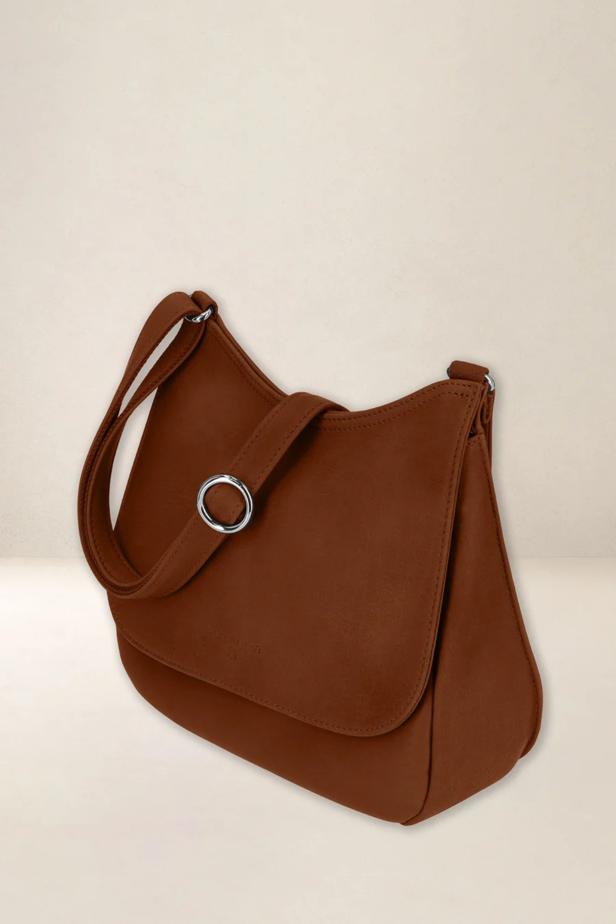 Sac Artémis Compact fauve vu de profil, soufflet et bandoulière réglable
