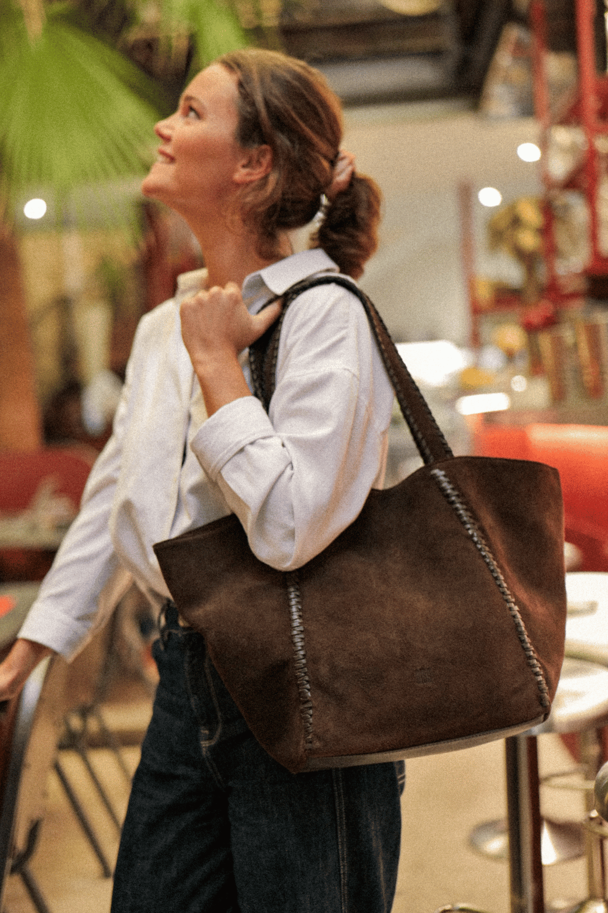 Grand sac cabas en cuir velours marron foncé Biba Narrows porté à l’épaule avec une chemise blanche