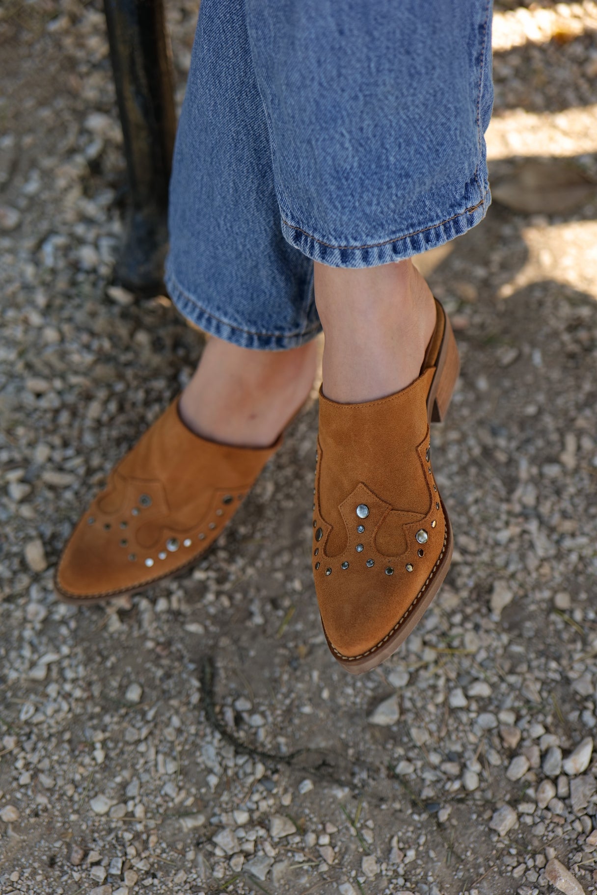 Mules santiag à clous Patricia Miller en cuir suède cognac Sade Camel