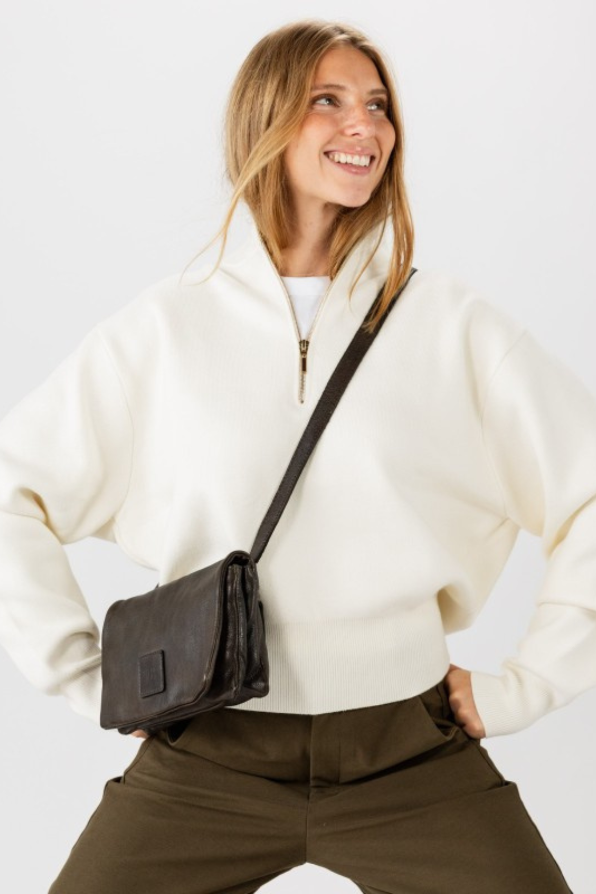 Petit sac bandoulière en cuir marron foncé Biba Boston BT33 porté croisé avec un pull écru