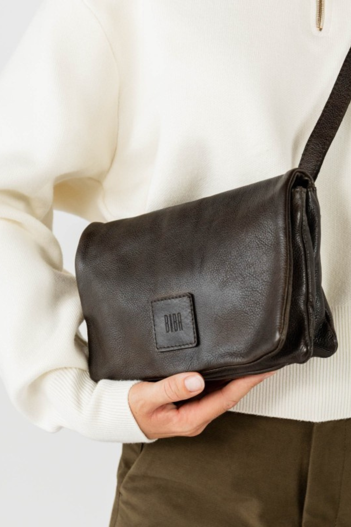 Détail du rabat en cuir de vachette lavé marron foncé et de l’étiquette Biba du sac Boston BT33