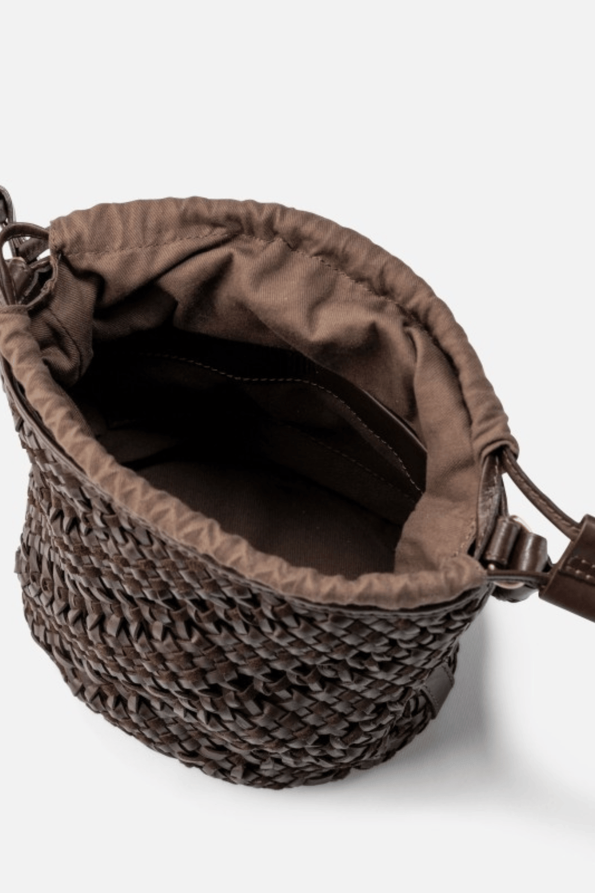 Intérieur du sac seau Biba Selma marron foncé, doublure lin et fermeture coulissante type judas