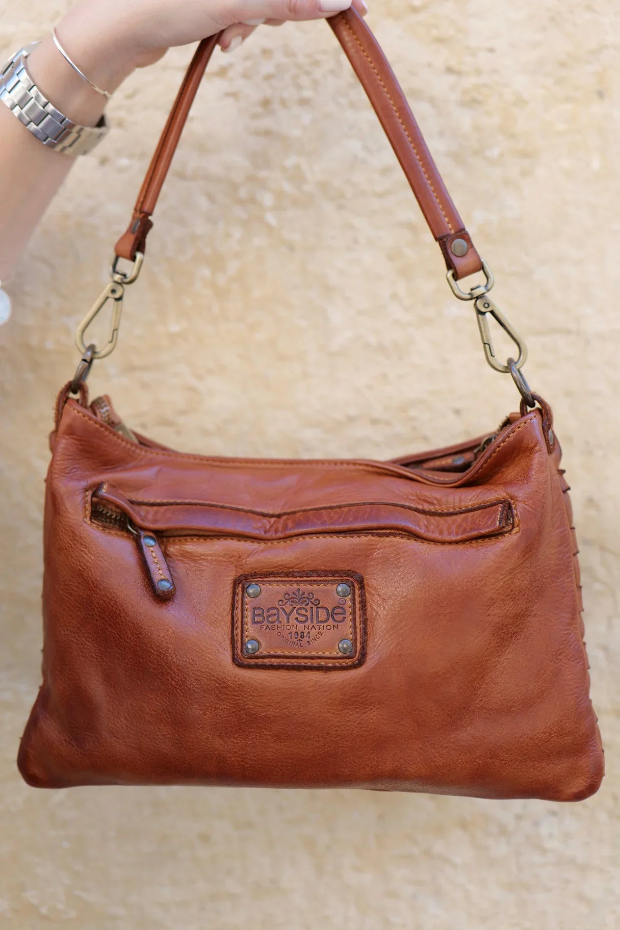 zoom sur la pochette BS-238 noire tenue par la anse