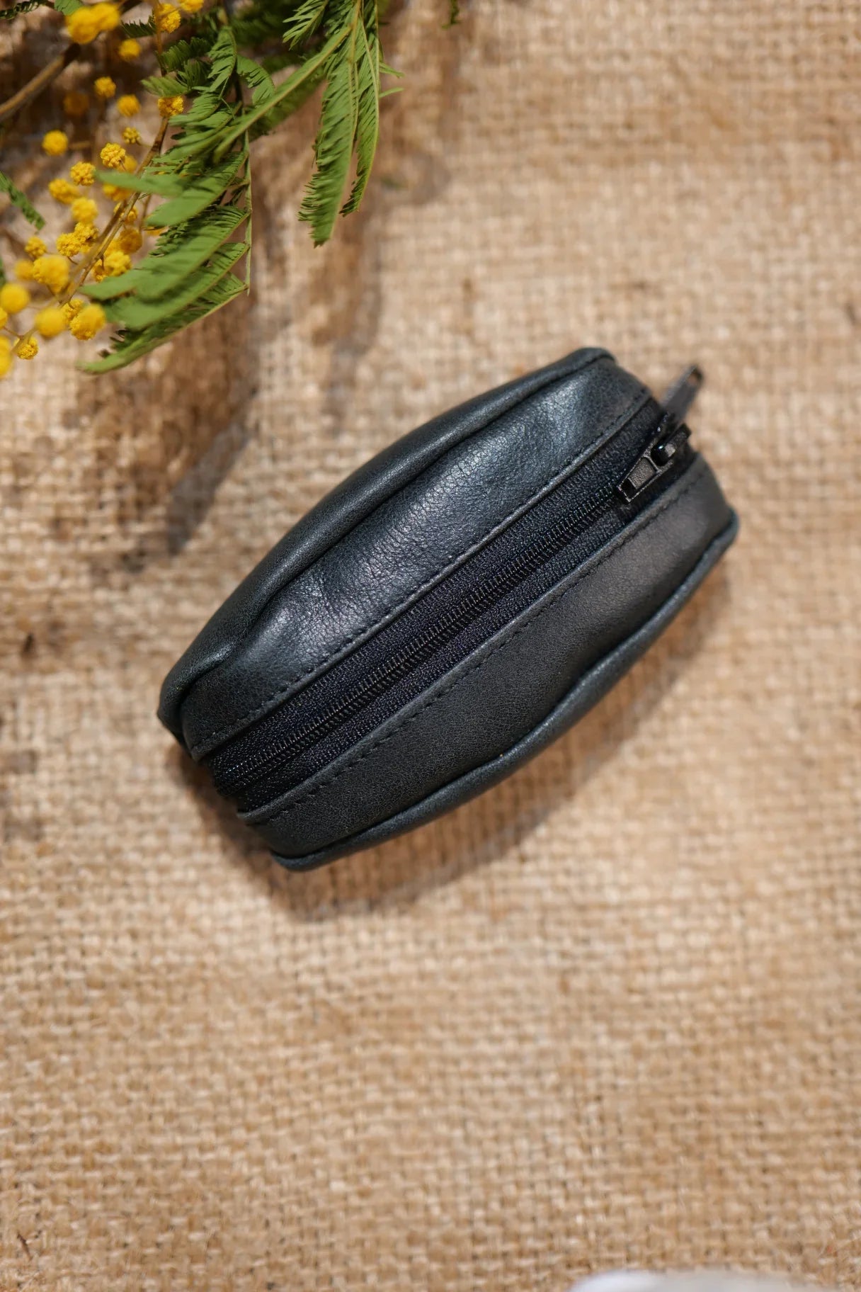 Porte-monnaie en cuir noir avec chaînette porte-clés intégrée