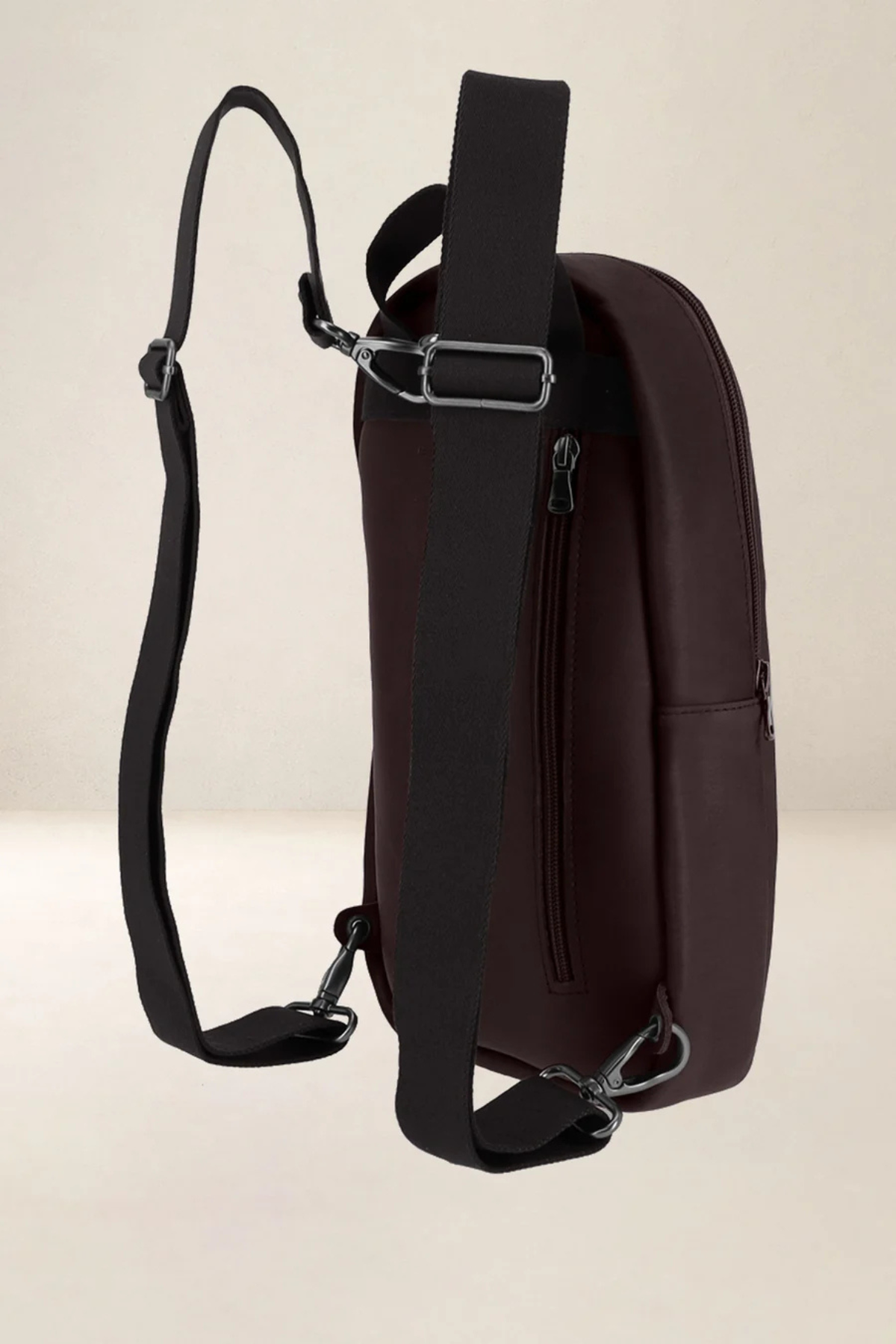 Dos du sac Ouranos en cuir chocolat Ateliers Fourès, poche zippée arrière et sangle réglable