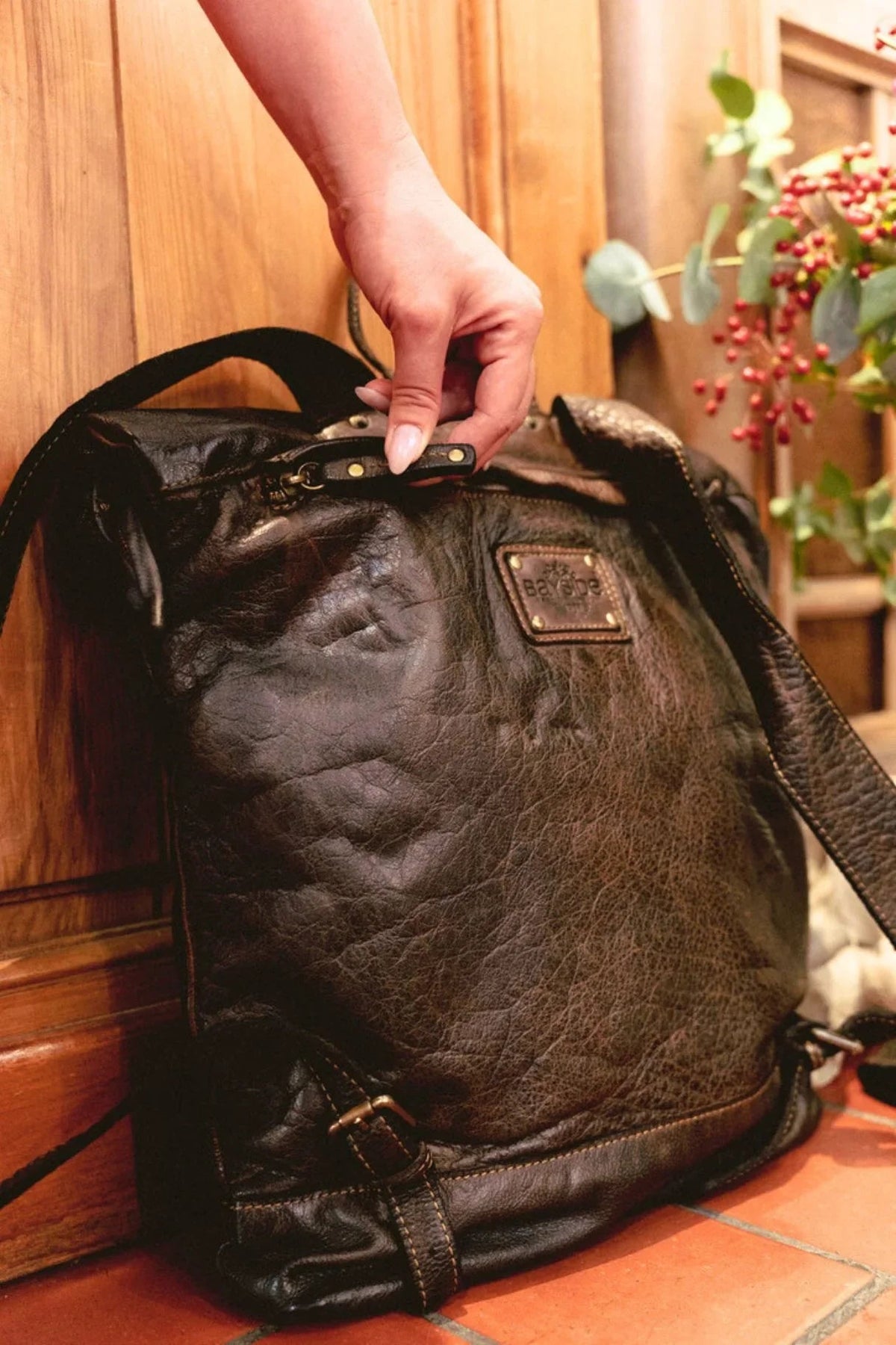 Sac à dos Bayside Bologne en cuir vintage marron foncé, vue arrière avec bretelles