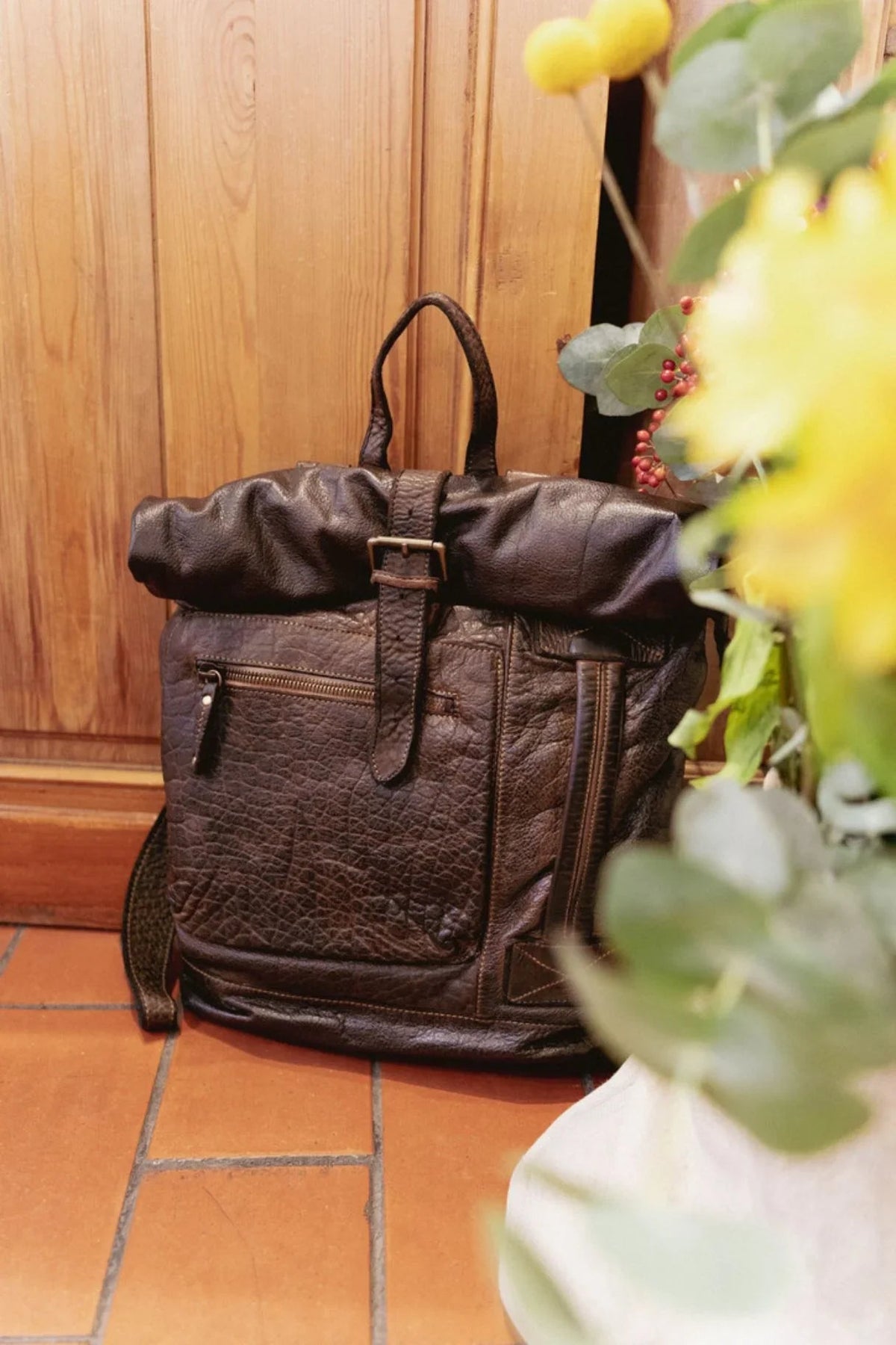 Sac à dos Bayside Bologne en cuir vintage marron foncé, fermeture à rabat enroulé