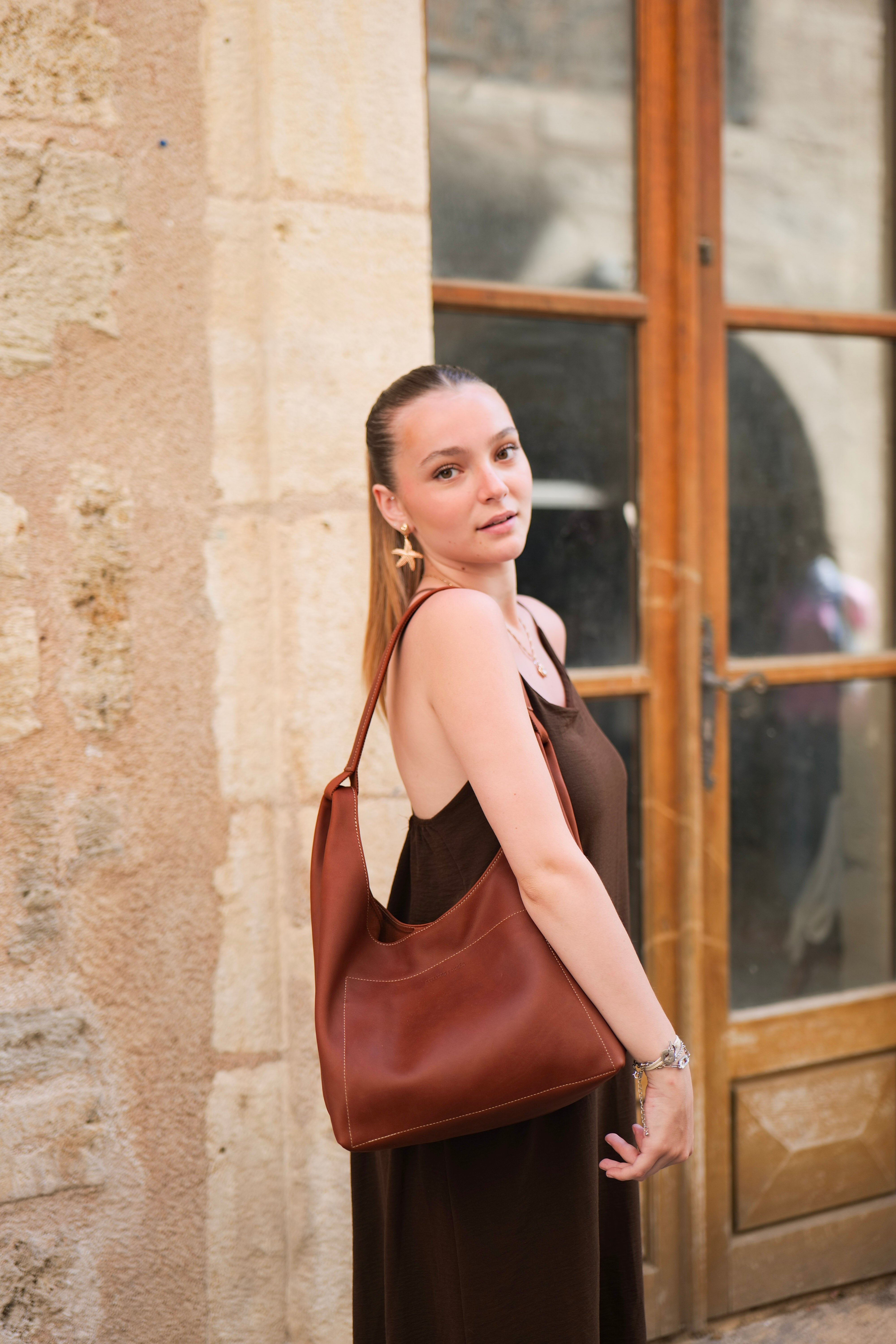 Sac Amazone camel Ateliers Fourès porté à l’épaule