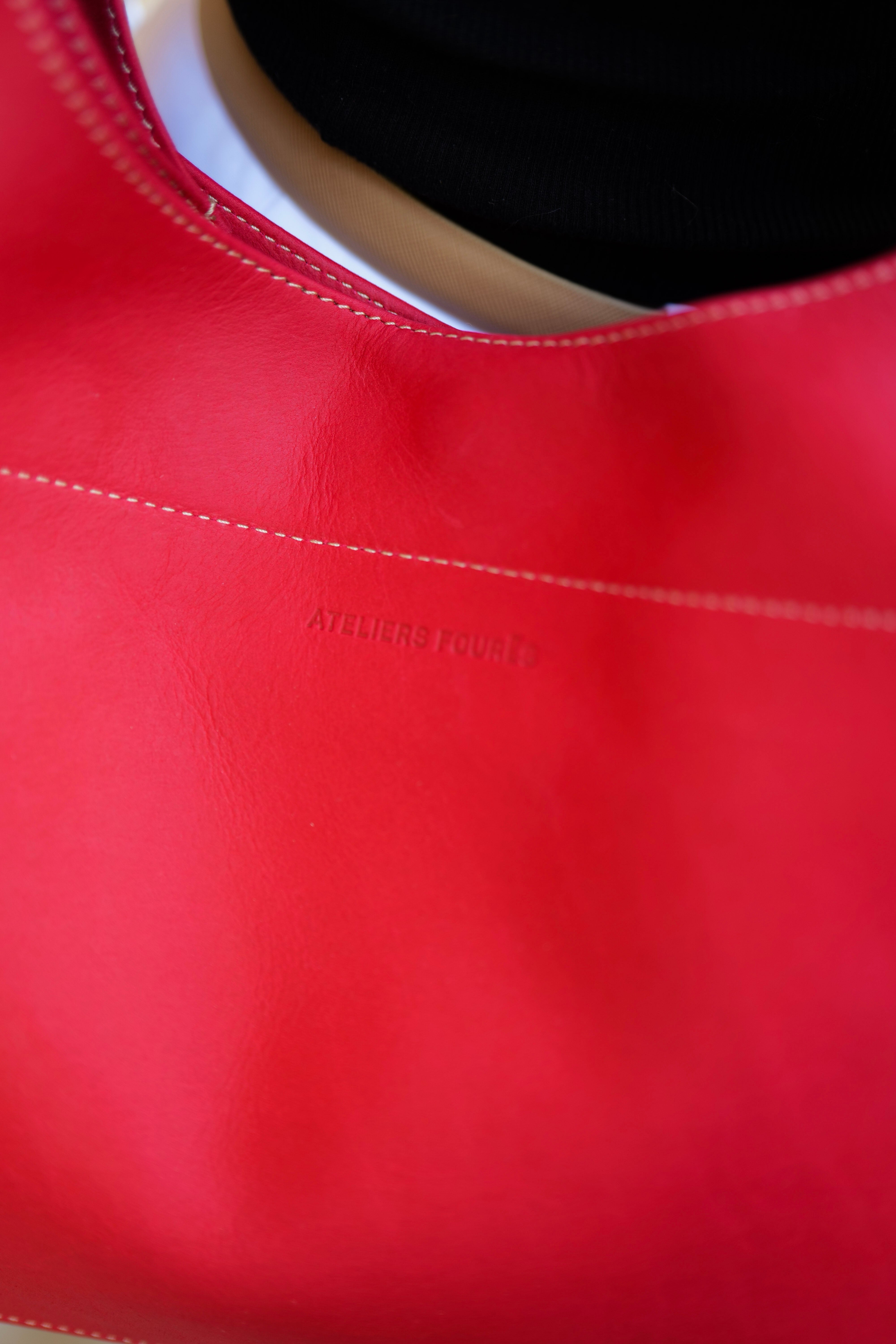 Détail du cuir rouge et couture du sac Amazone