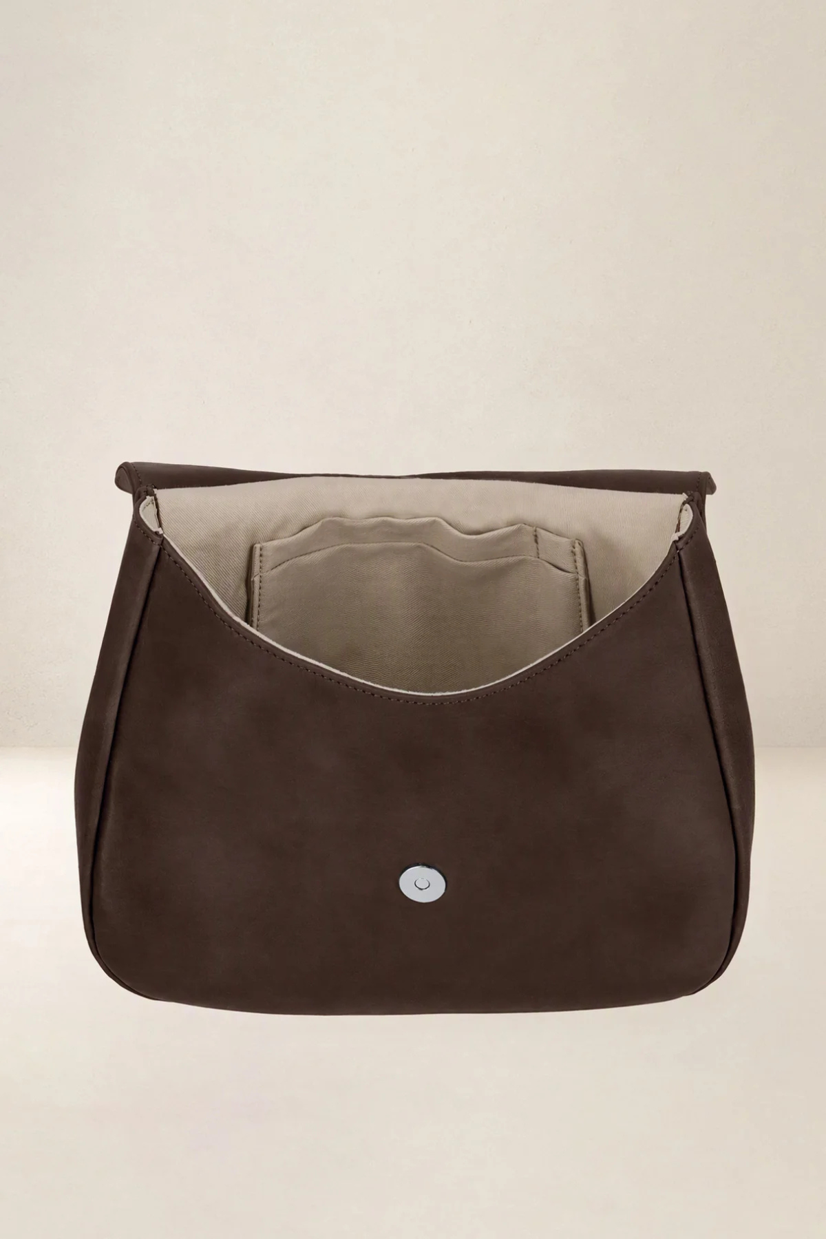 Intérieur du sac Artémis Compact chocolat : doublure en coton, poches plaquées et fermoir aimanté