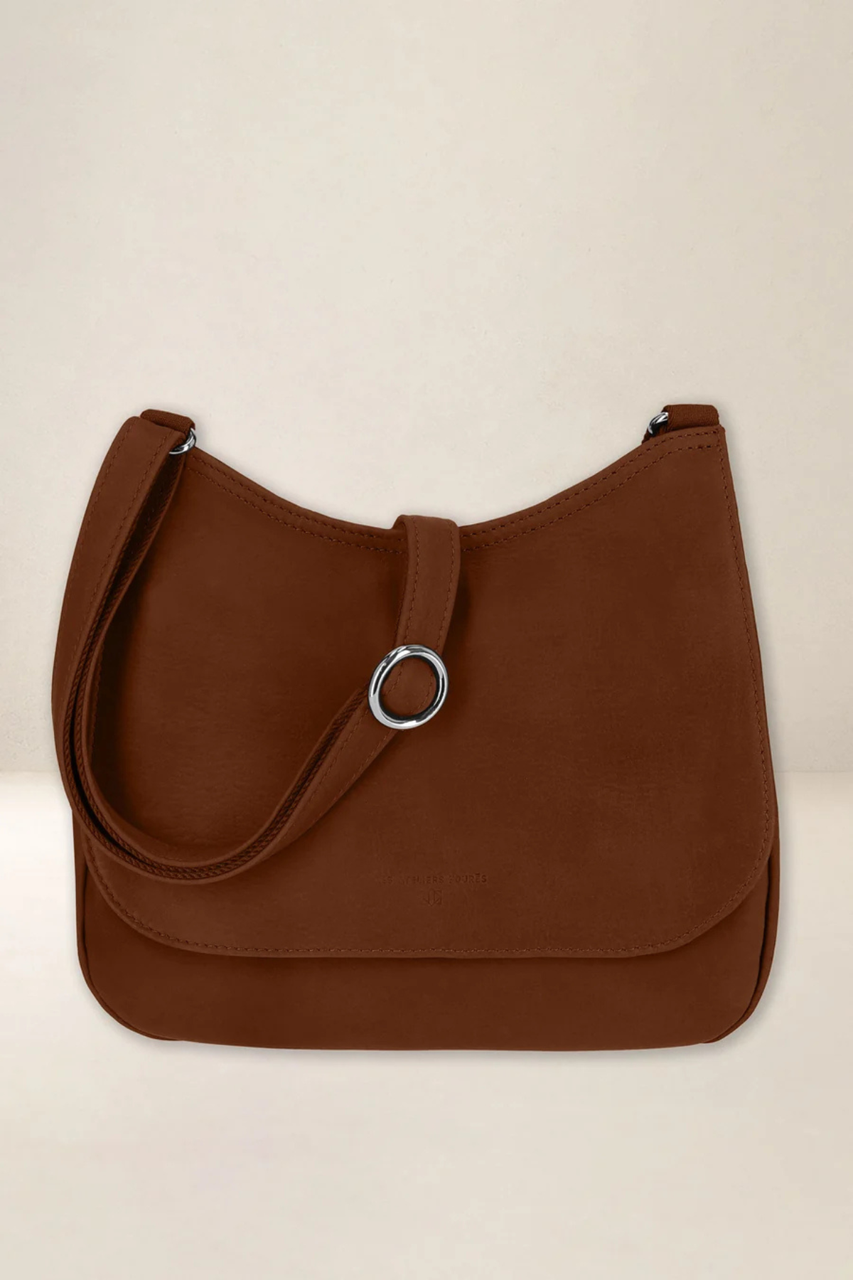 Petite gibecière Artémis Compact en cuir pleine fleur fauve, vue de face avec anneau argenté