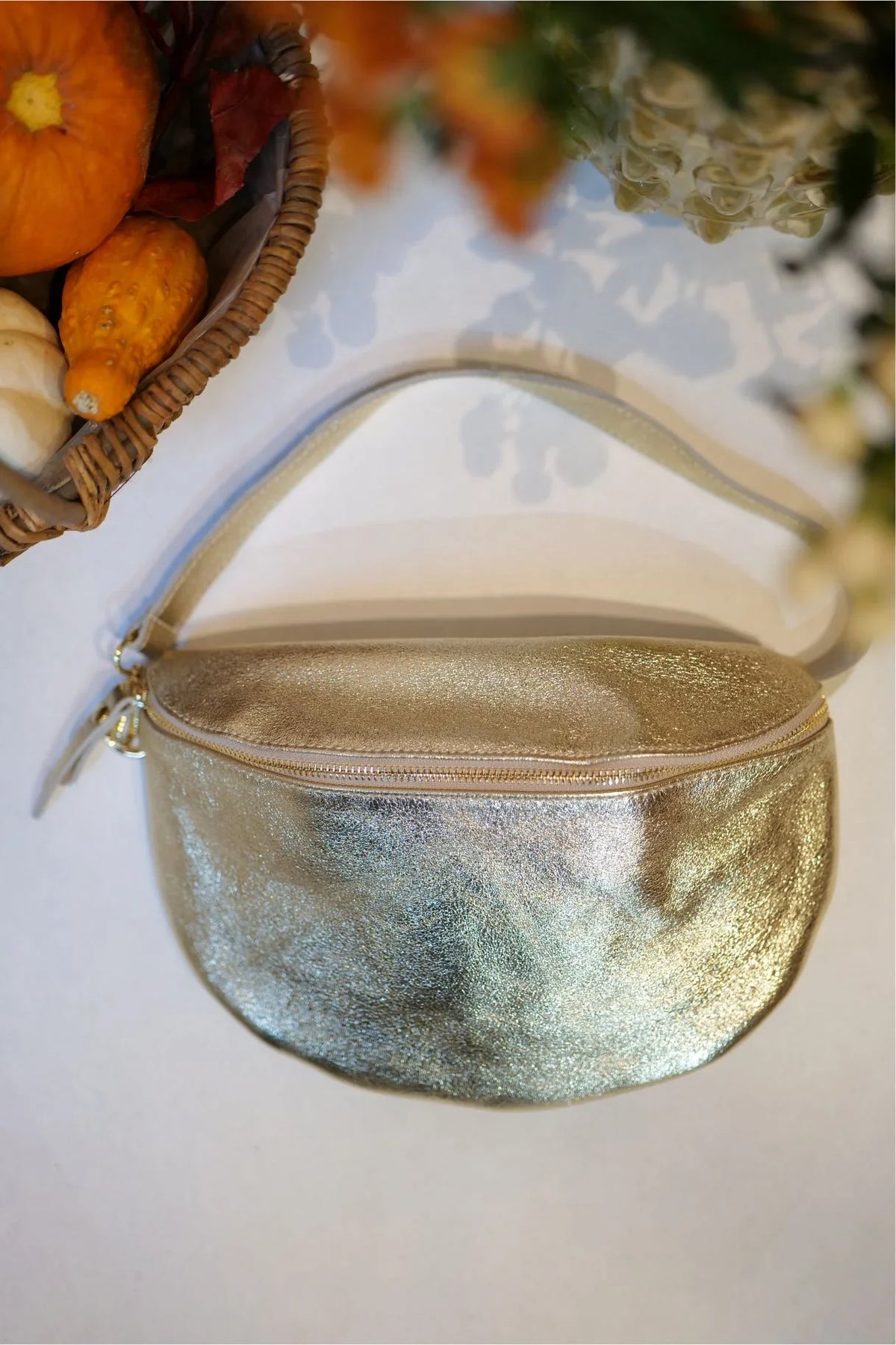 Sac banane Jeanne en cuir métallisé or, grand format avec bandoulière