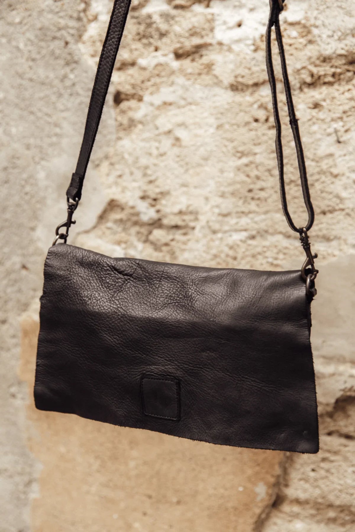 Sac bandoulière plat à rabat en cuir de vachette lavé noir Biba Boston BT5, vue de face