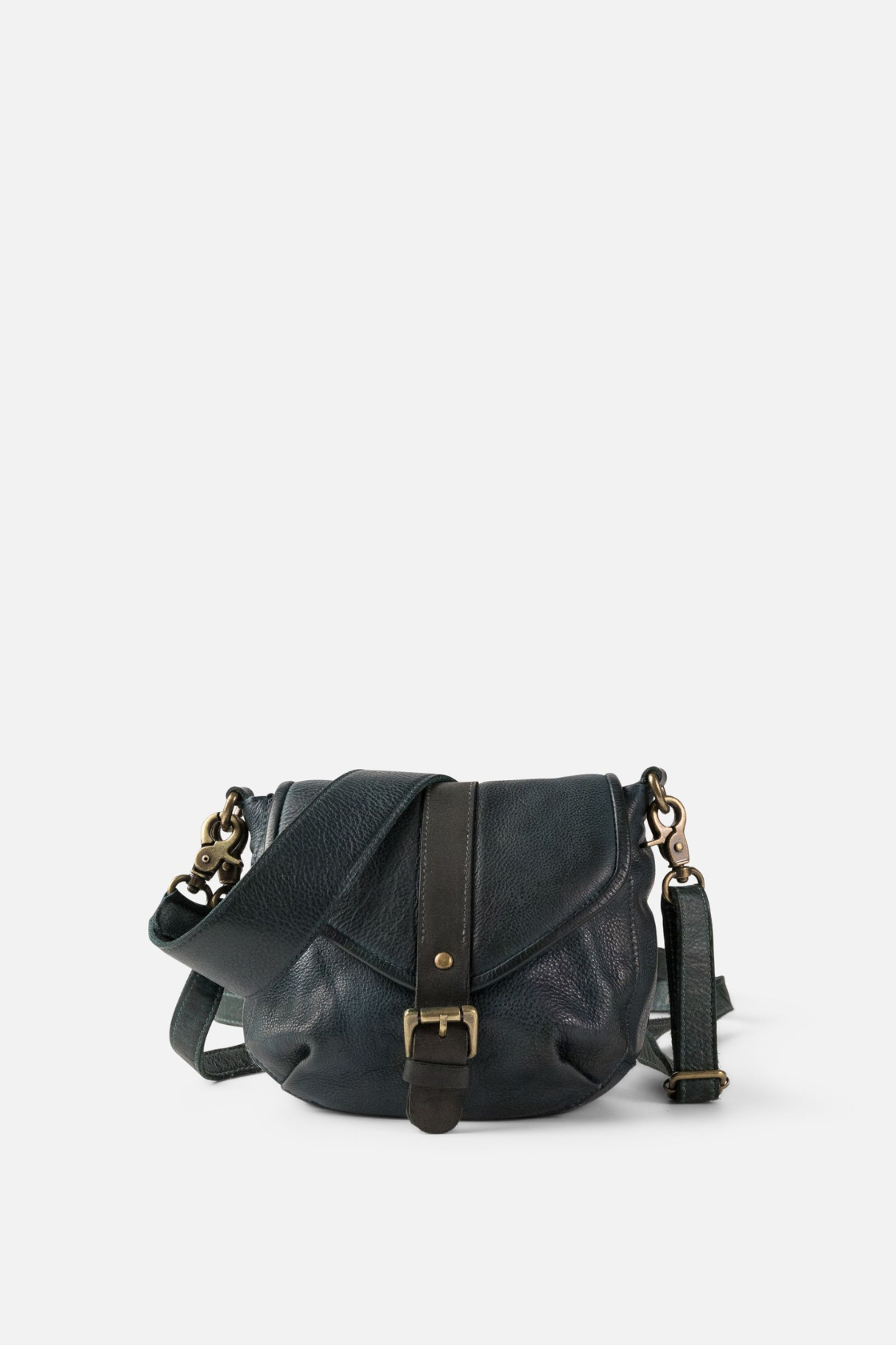 Sac besace femme en cuir bleu canard avec rabat, bride contrastée kaki et boucle métal vieilli