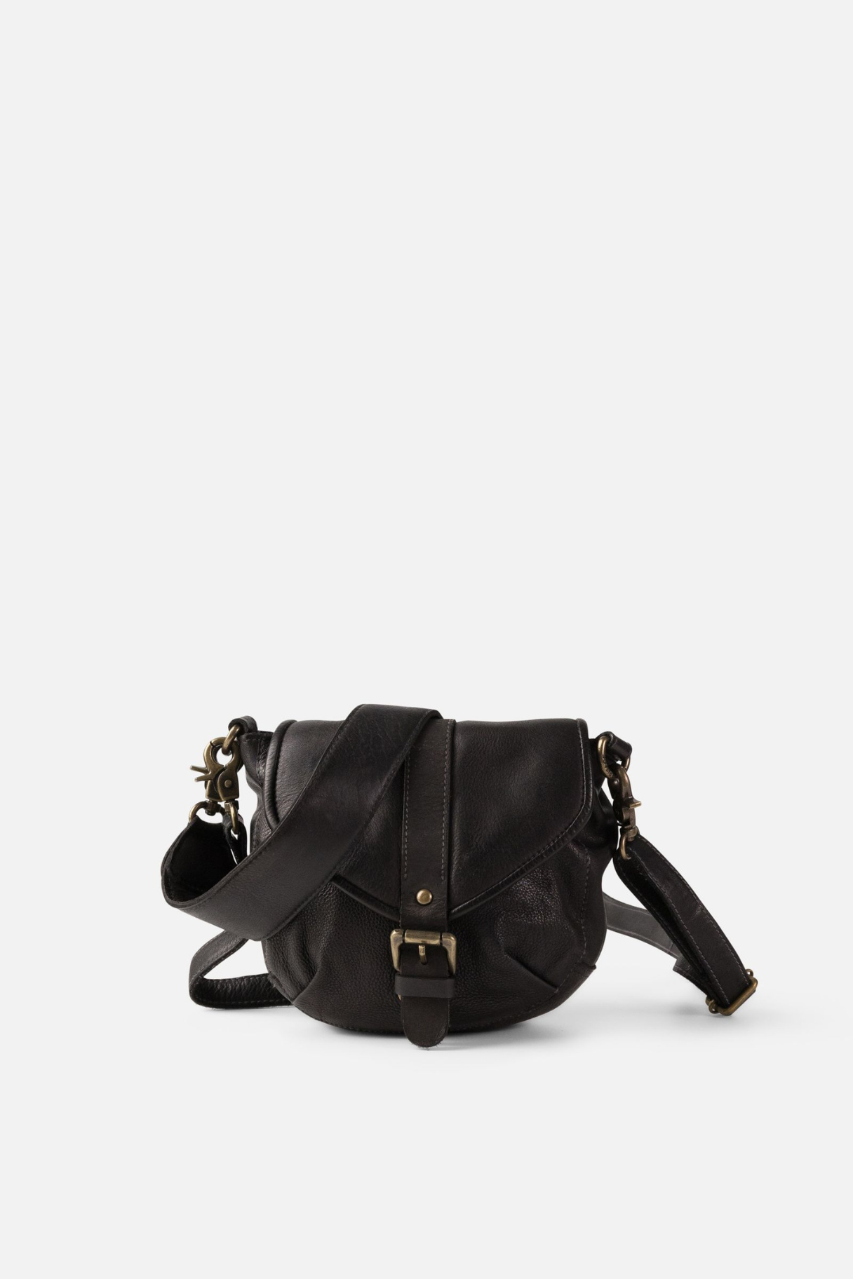Sac besace femme en cuir noir avec rabat, boucle métal vieilli et bandoulière réglable