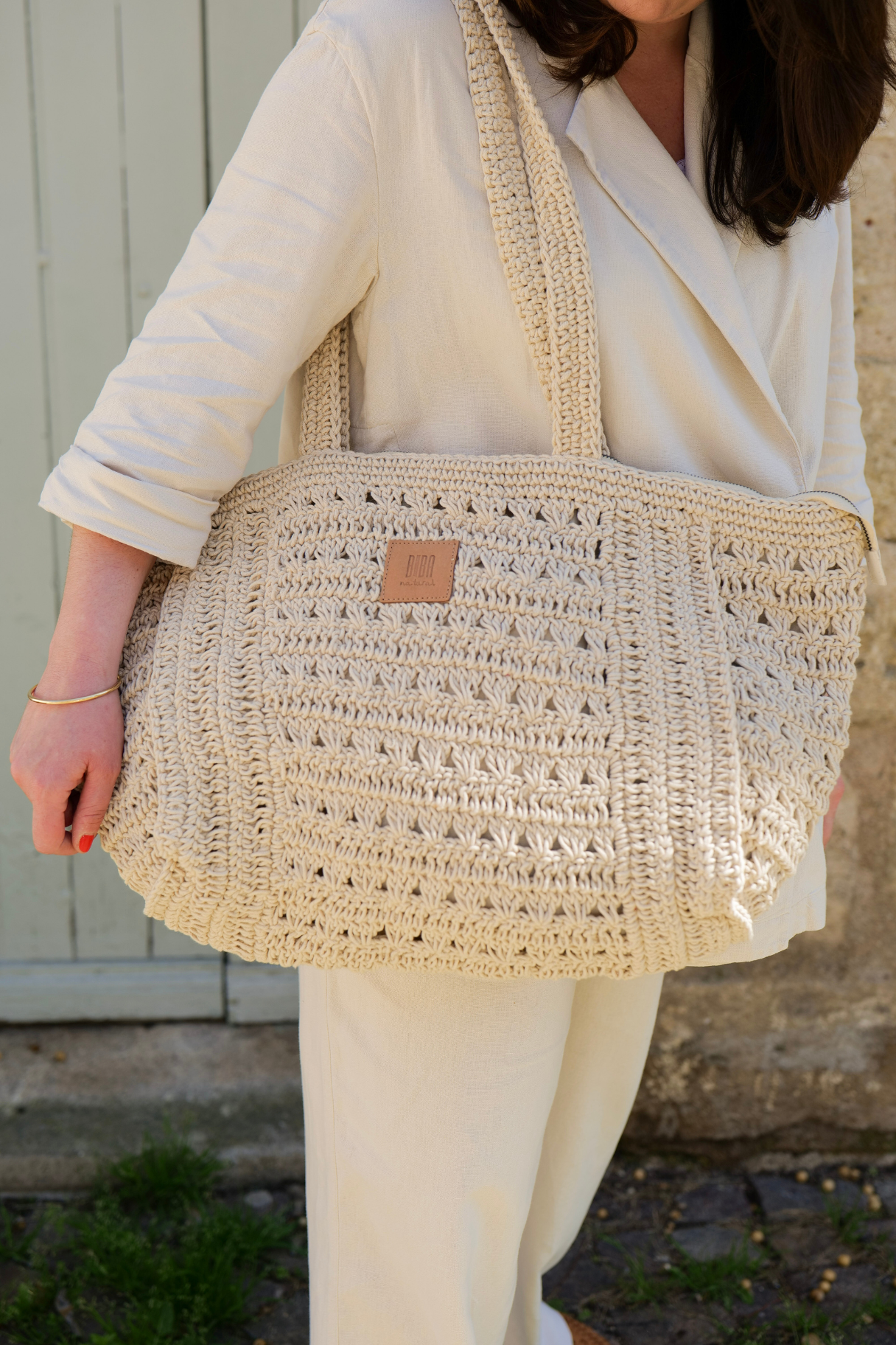 Sac cabas Biba en coton crocheté naturel porté à l’épaule