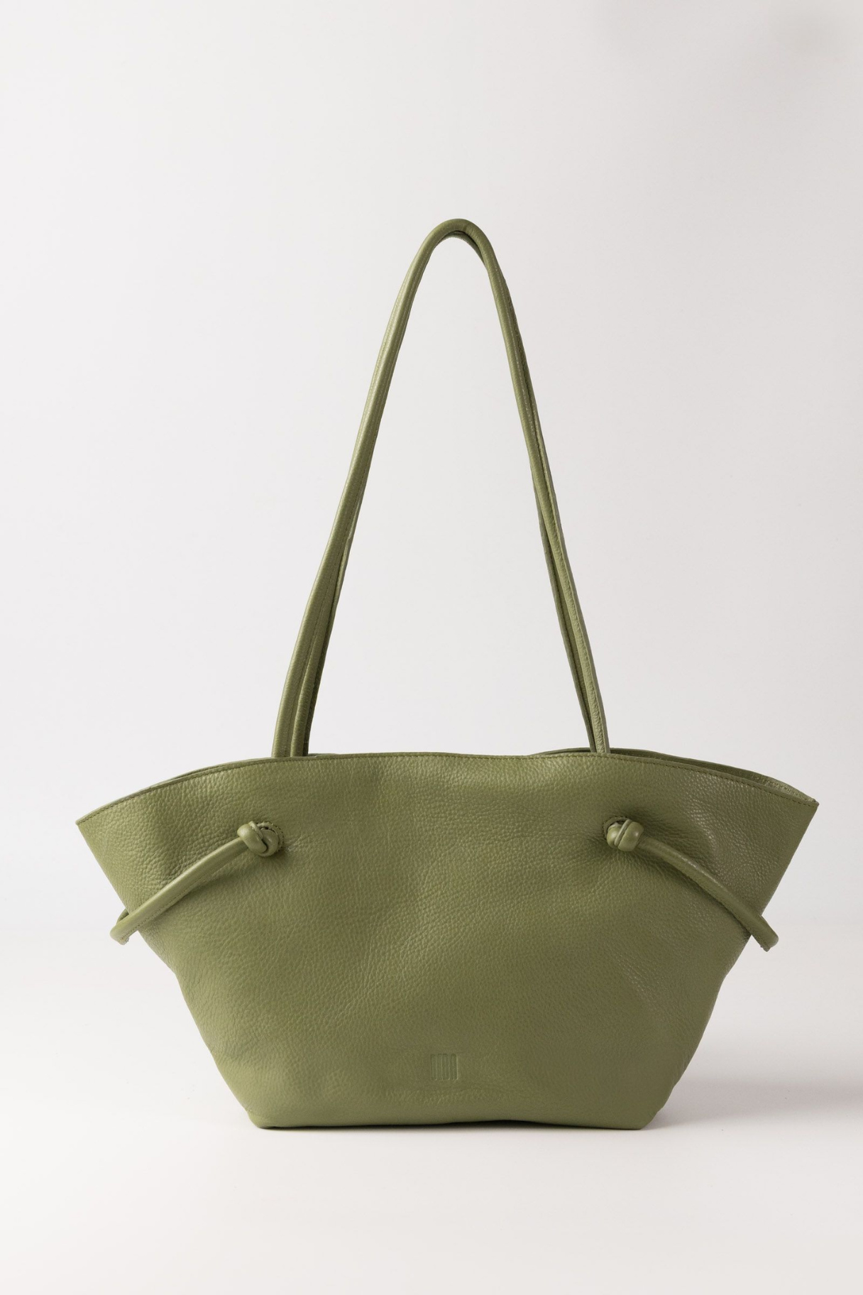 Sac cabas en cuir grainé vert olive avec détails noués sur les côtés, anses longues portées épaule
