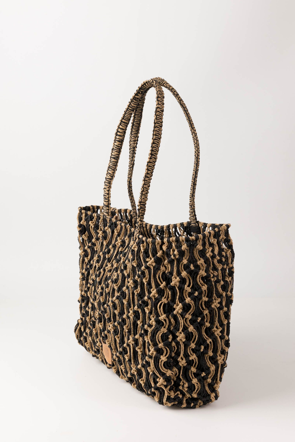 Sac cabas raphia macramé Sodwana noir et beige Biba, vue trois quarts