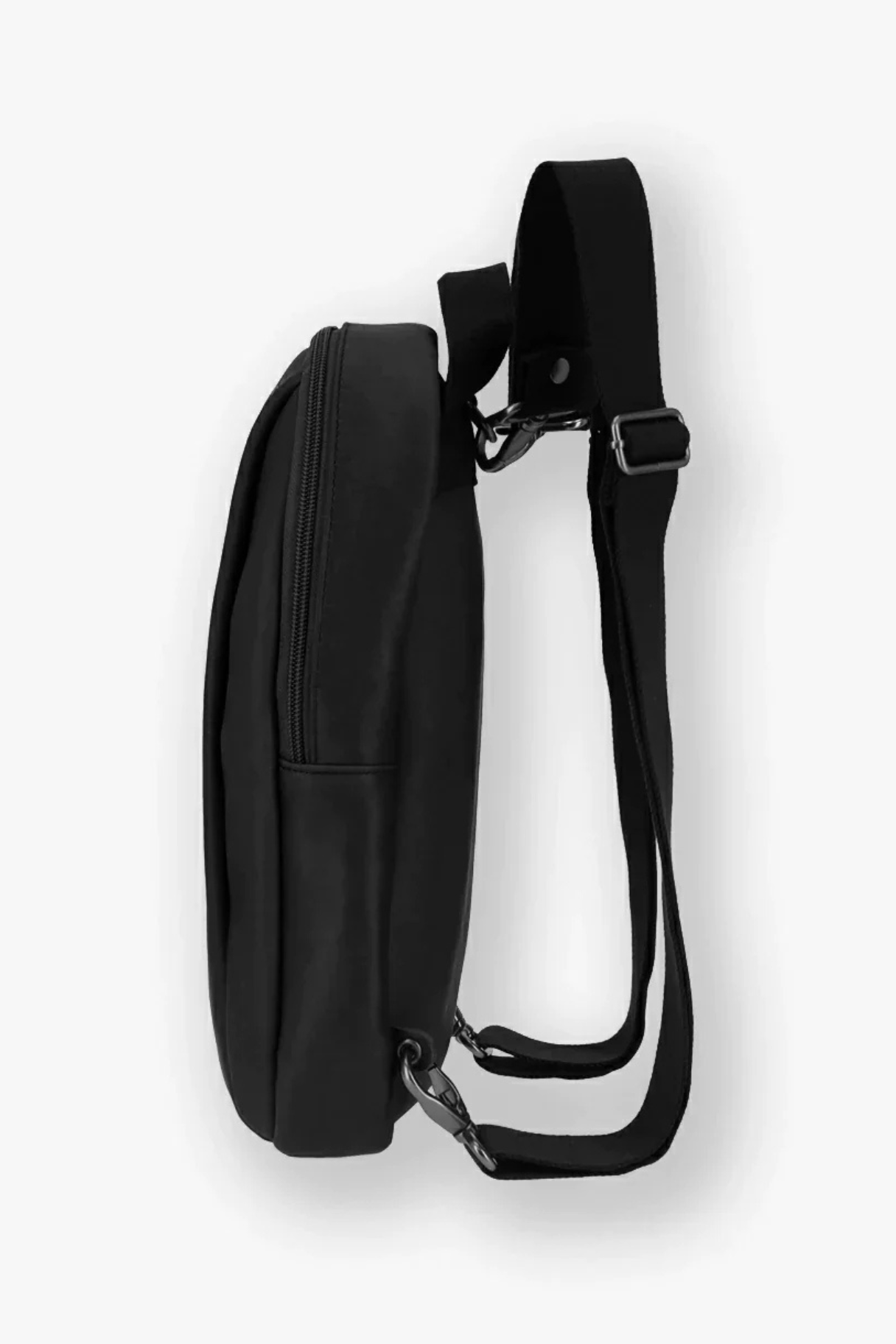 Sac Ouranos cuir noir vue de profil en mode holster avec bandoulière unique