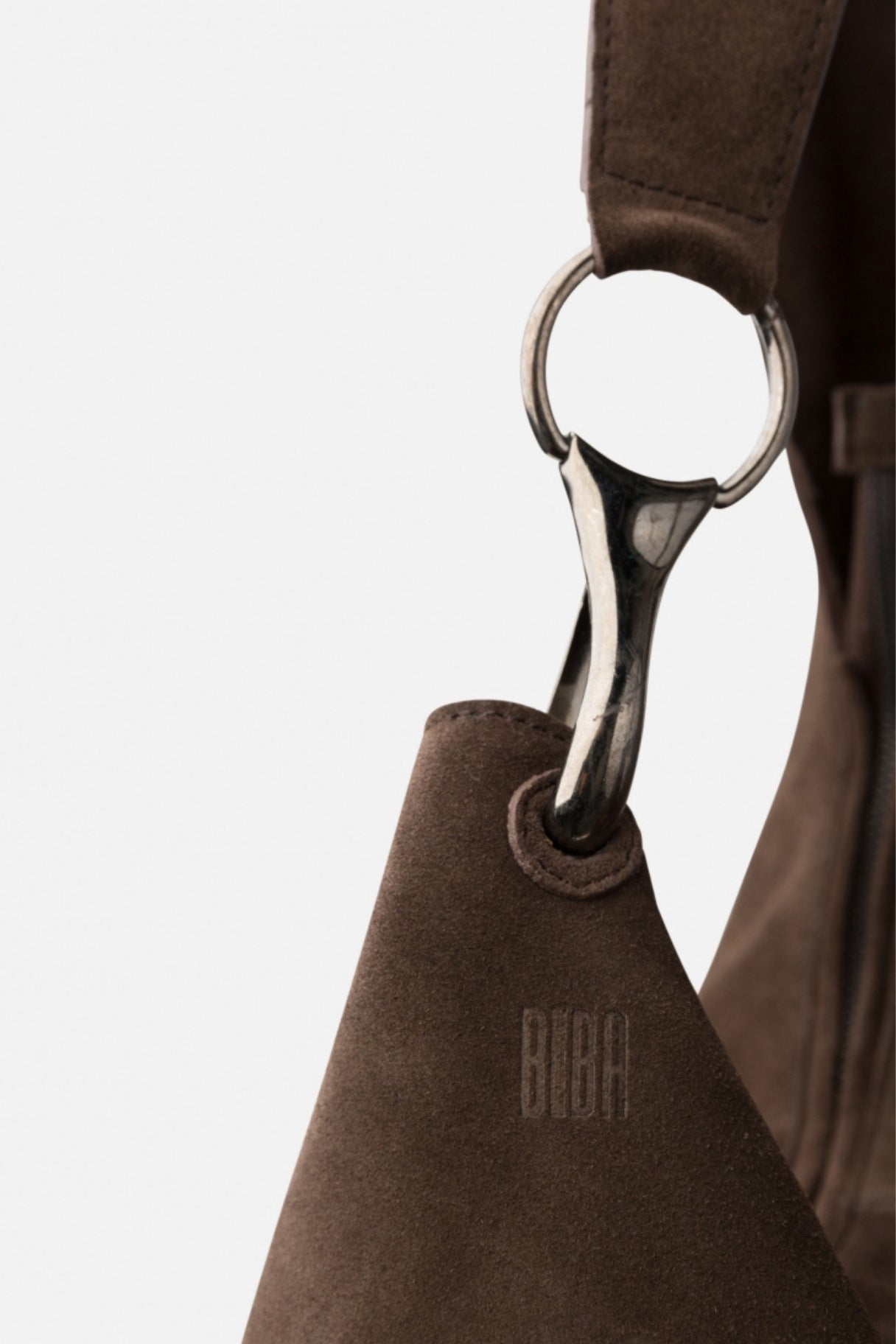 Sac en cuir suede marron détail de la boucle