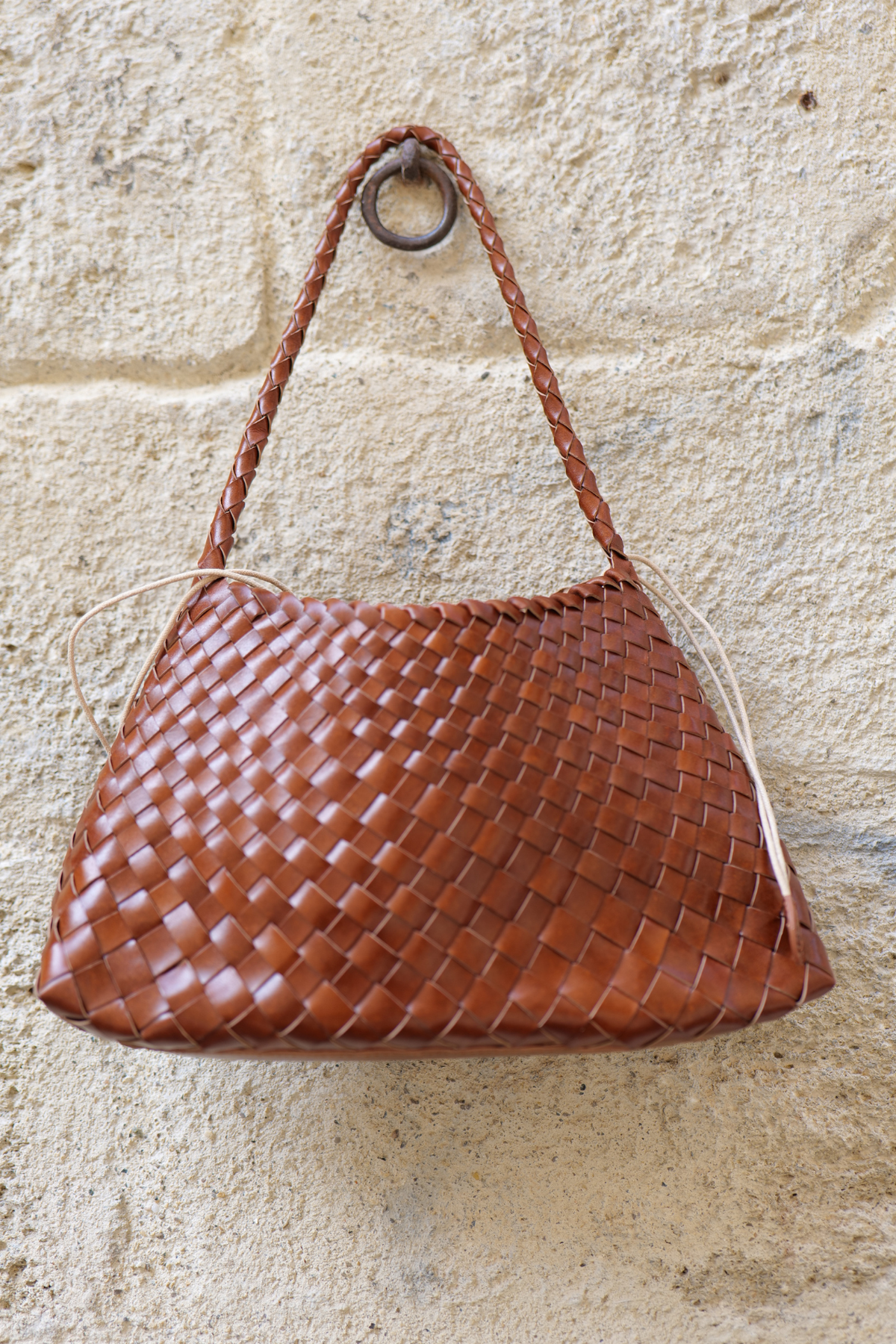 Sac en cuir tressé main Rosalie marron porté à l'épaule