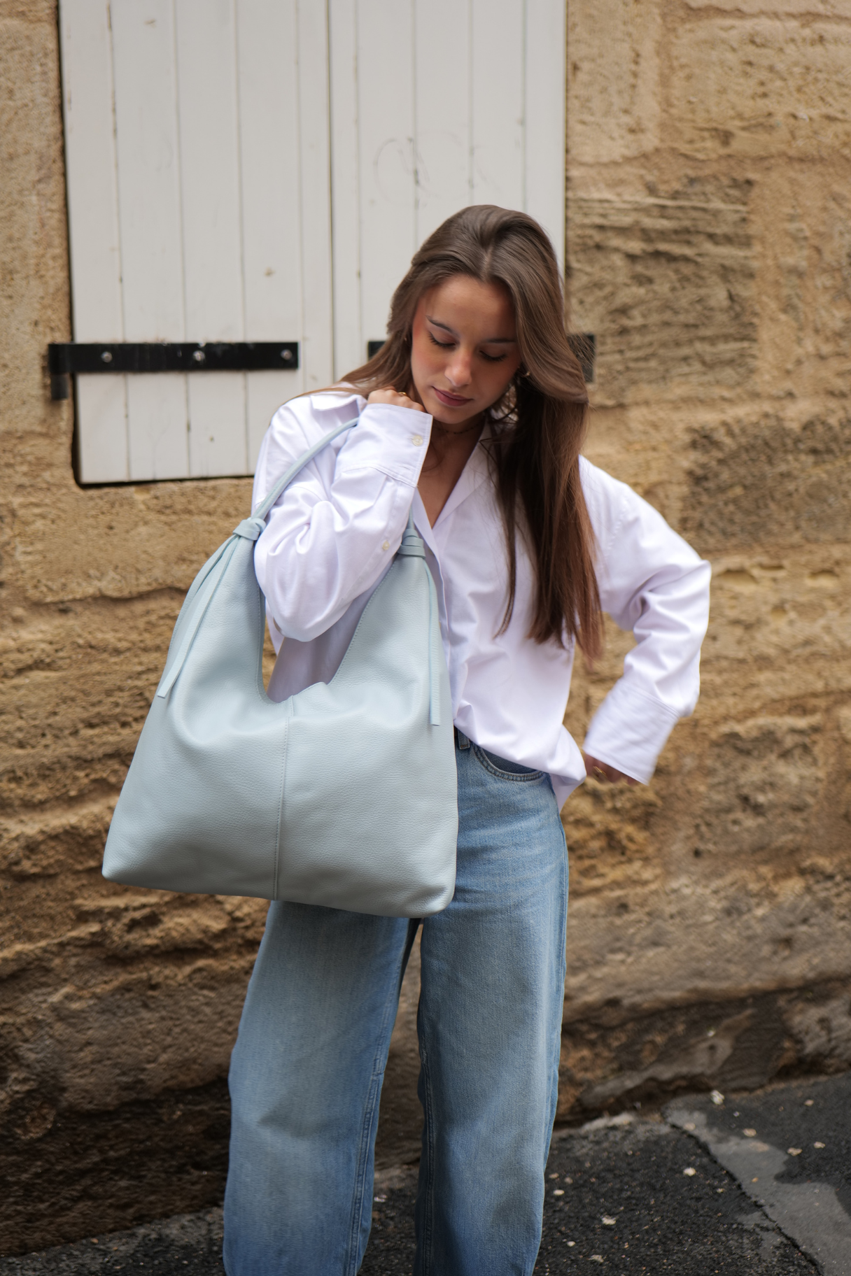 Sac Elena en cuir bleu porté à l’épaule