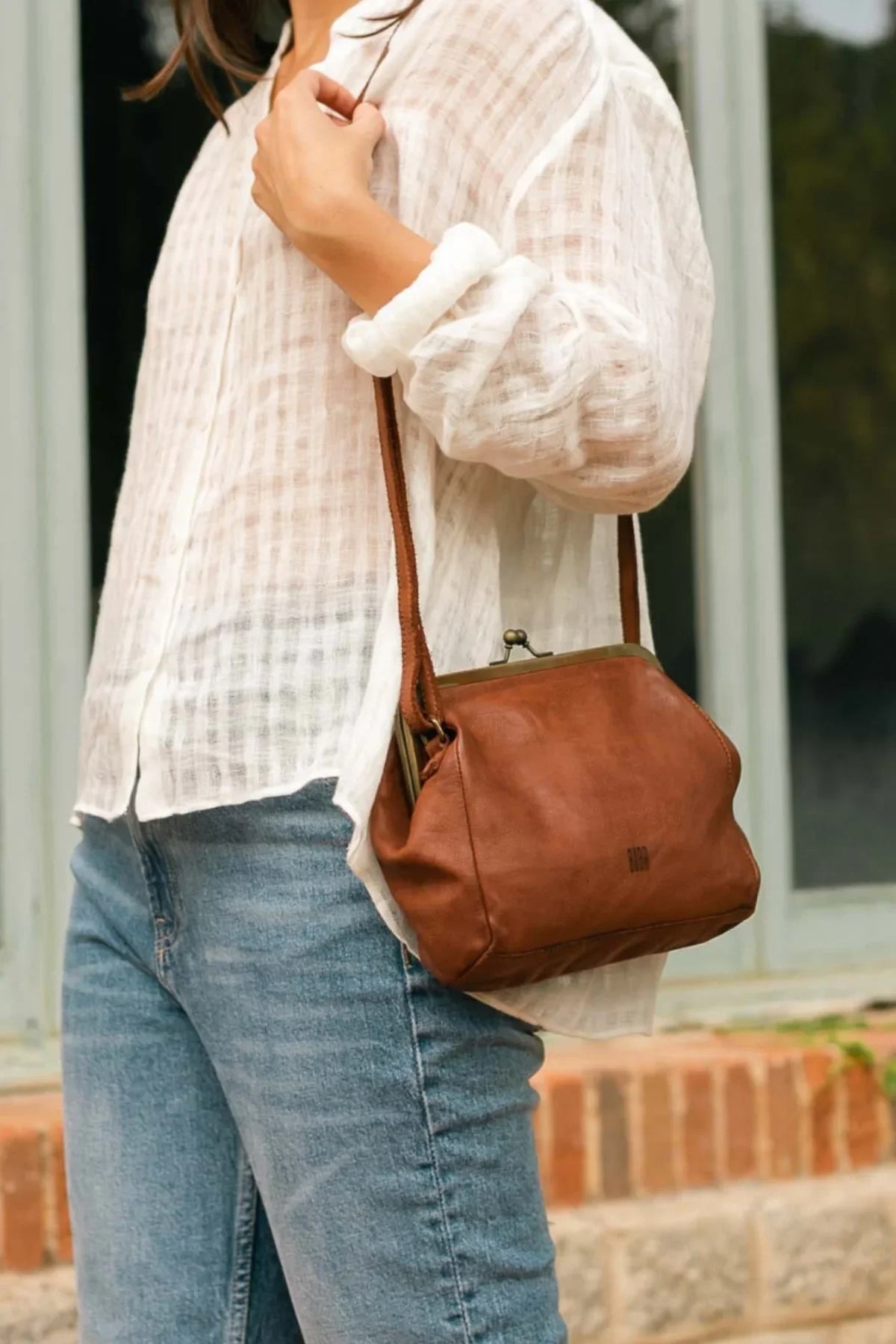 Sac bandoulière vintage en cuir camel Biba Boston BT22, fermoir clic-clac bronze vieilli