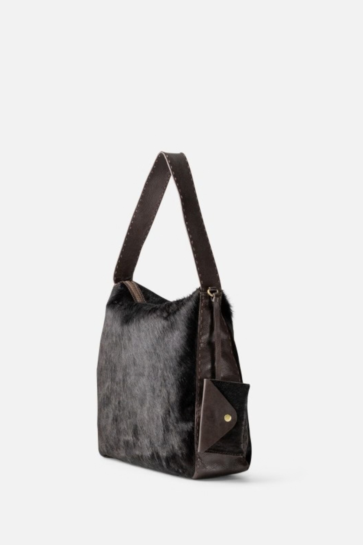 Sac Genola Biba noir vu de profil avec sa mini pochette suspendue, profondeur 10 cm