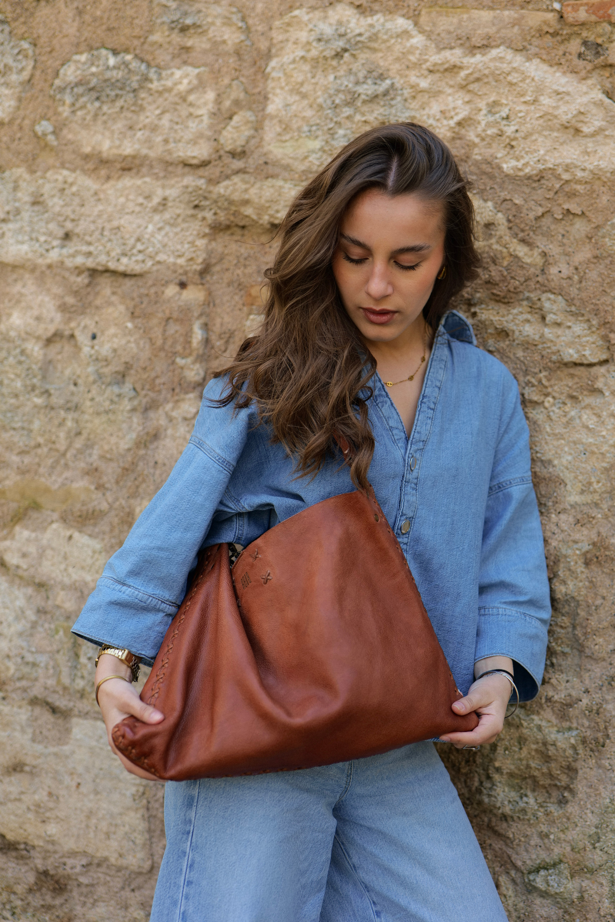 Sac hobo BIBA Burwood BUR3L en cuir cognac portée
