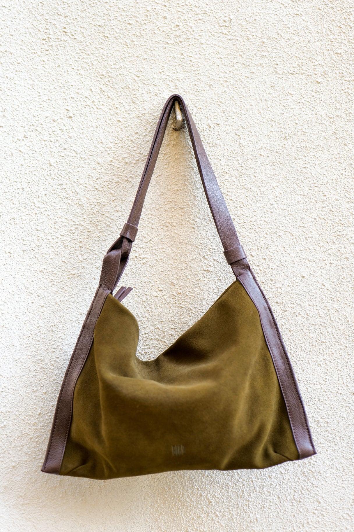 Sac hobo en cuir suédé déperlant BIBA Beaver – Marron ou kaki