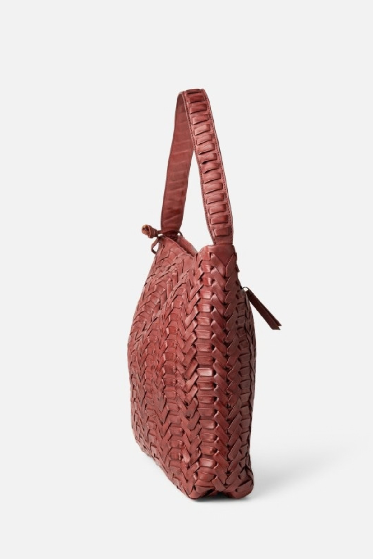 Sac hobo en cuir tressé brique Biba vu de profil, profondeur 10 cm