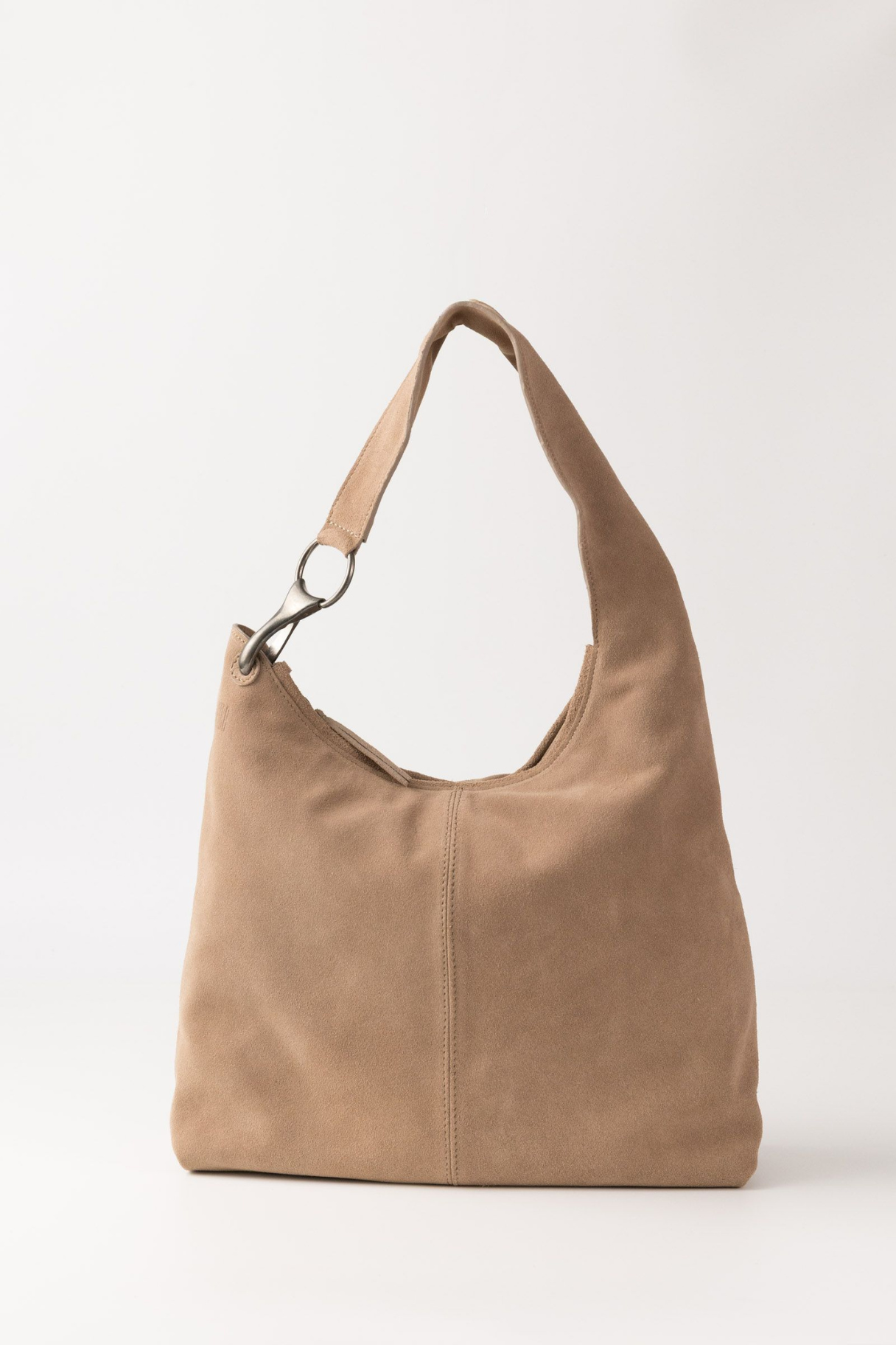 ac hobo en daim beige avec anse à mousqueton métallique argenté, modèle souple porté épaule