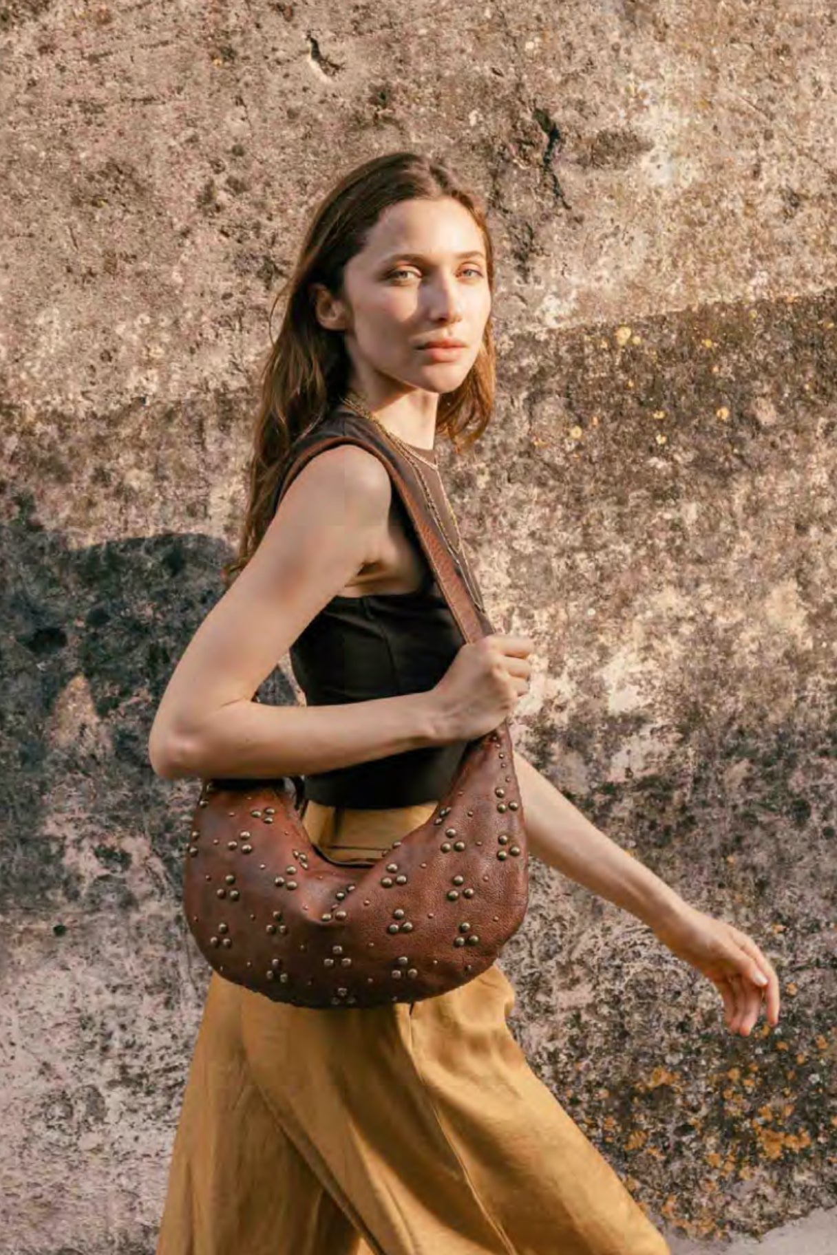 Sac hobo Hill en cuir camel à clous HIL1L – Biba