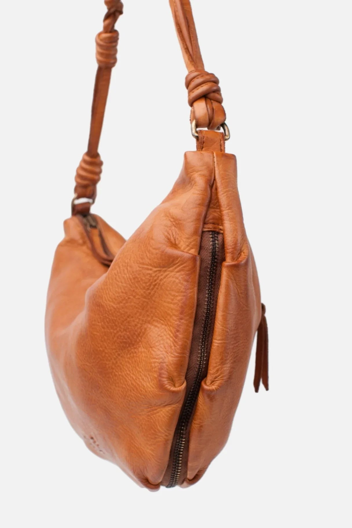 BIBA - Sac à main en cuir tressé camel, vu sur la fermeture