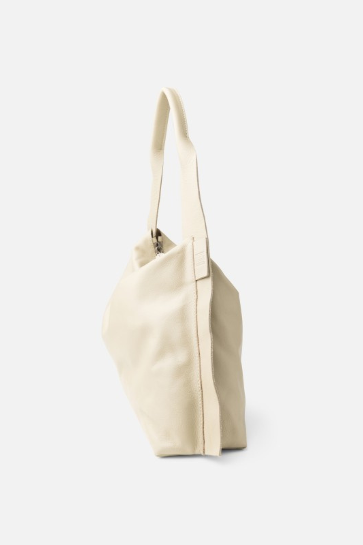 Sac hobo Vienna BIBA en cuir blanc vu de profil, porté épaule