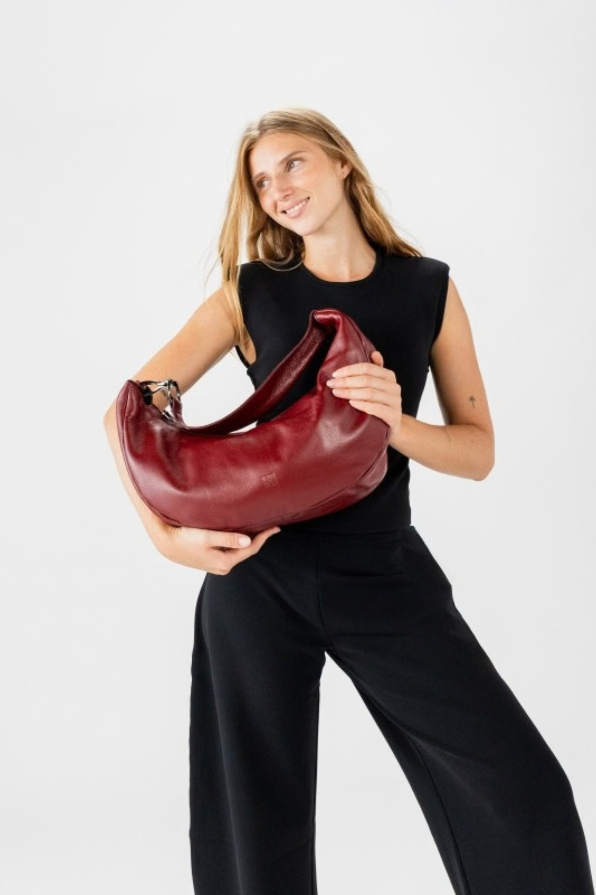 Sac Jackpot Biba en cuir lavé bordeaux porté, grand hobo 45 cm