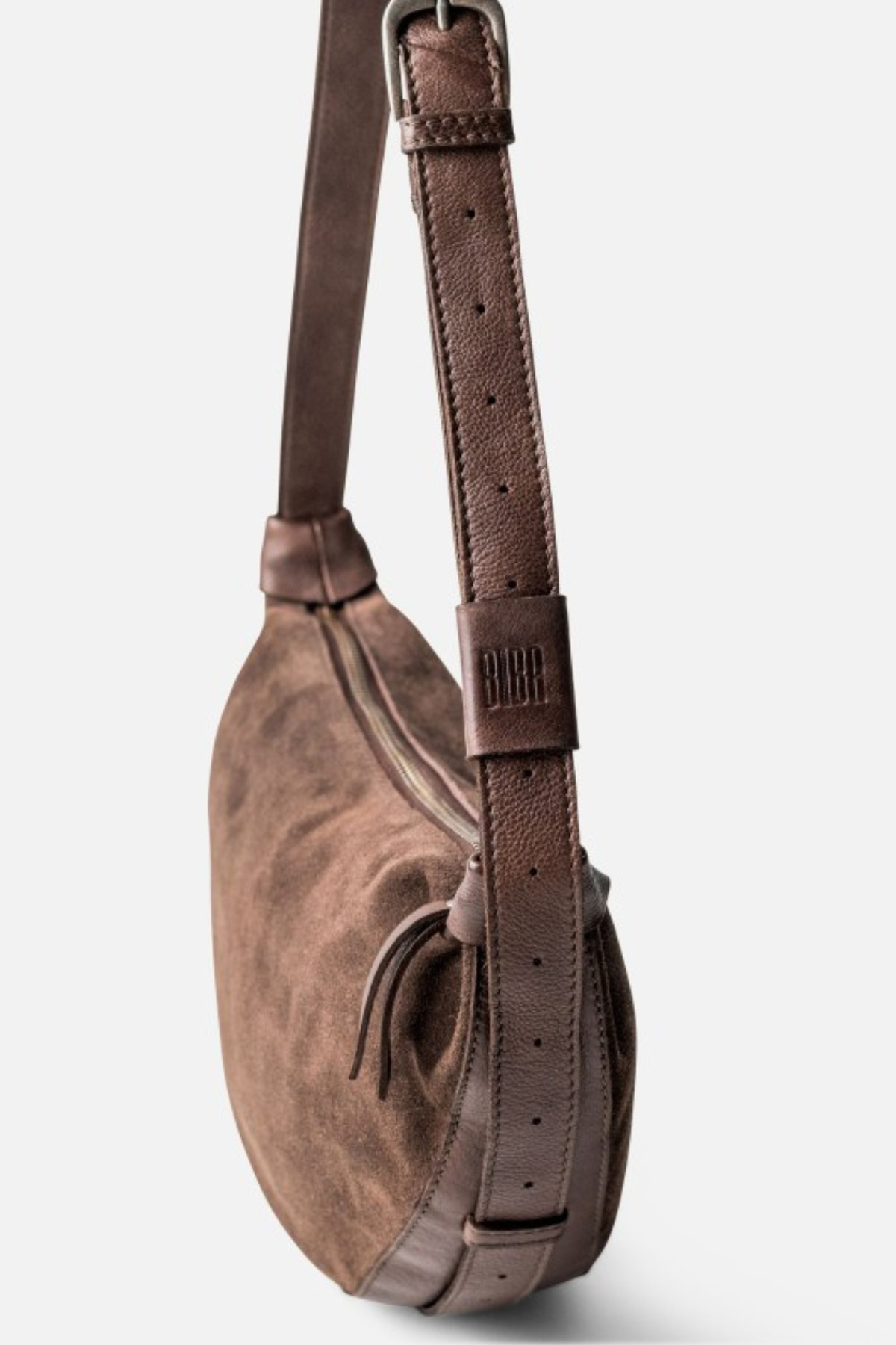 Détail de la lanière réglable à boucle et du zip du sac Loa Biba marron