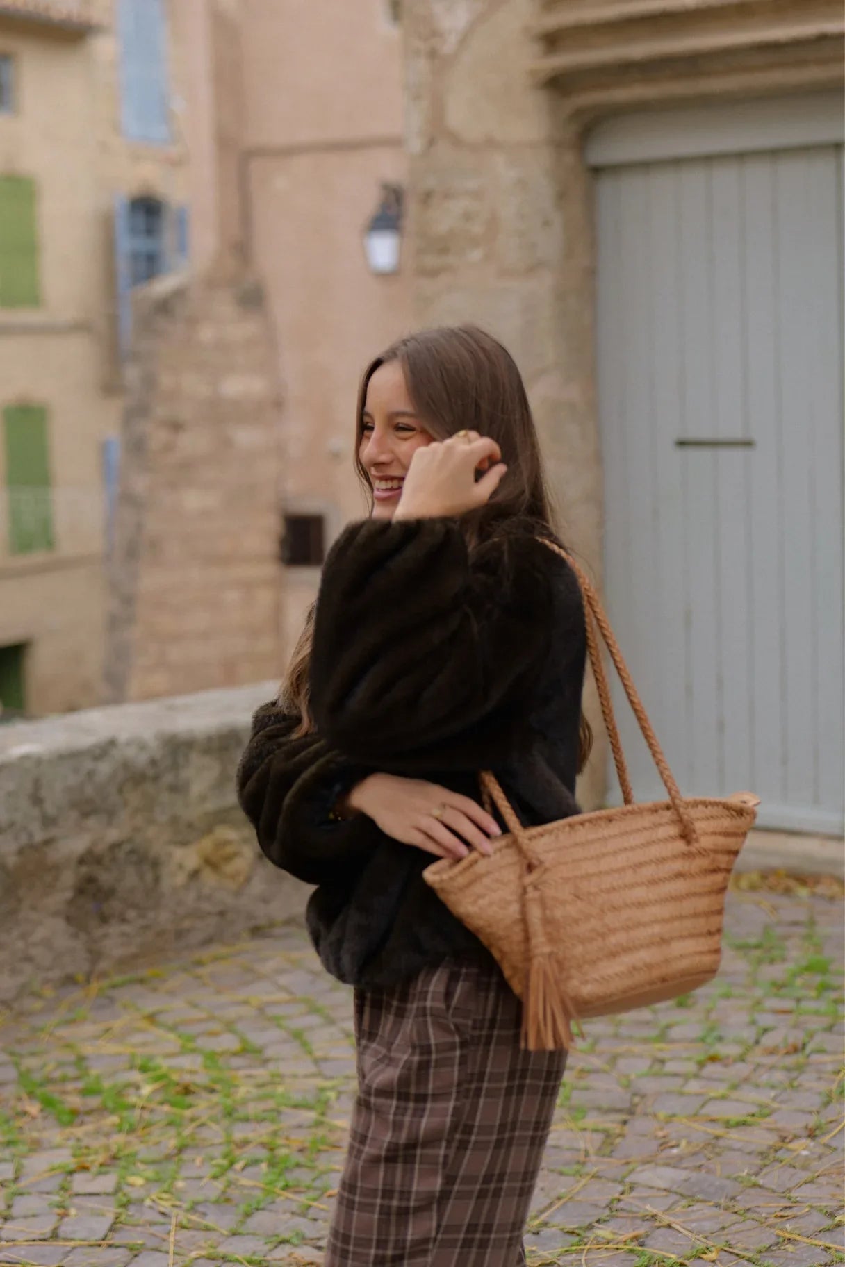 Sac cabas cuir tressé BIBA porté à l’épaule