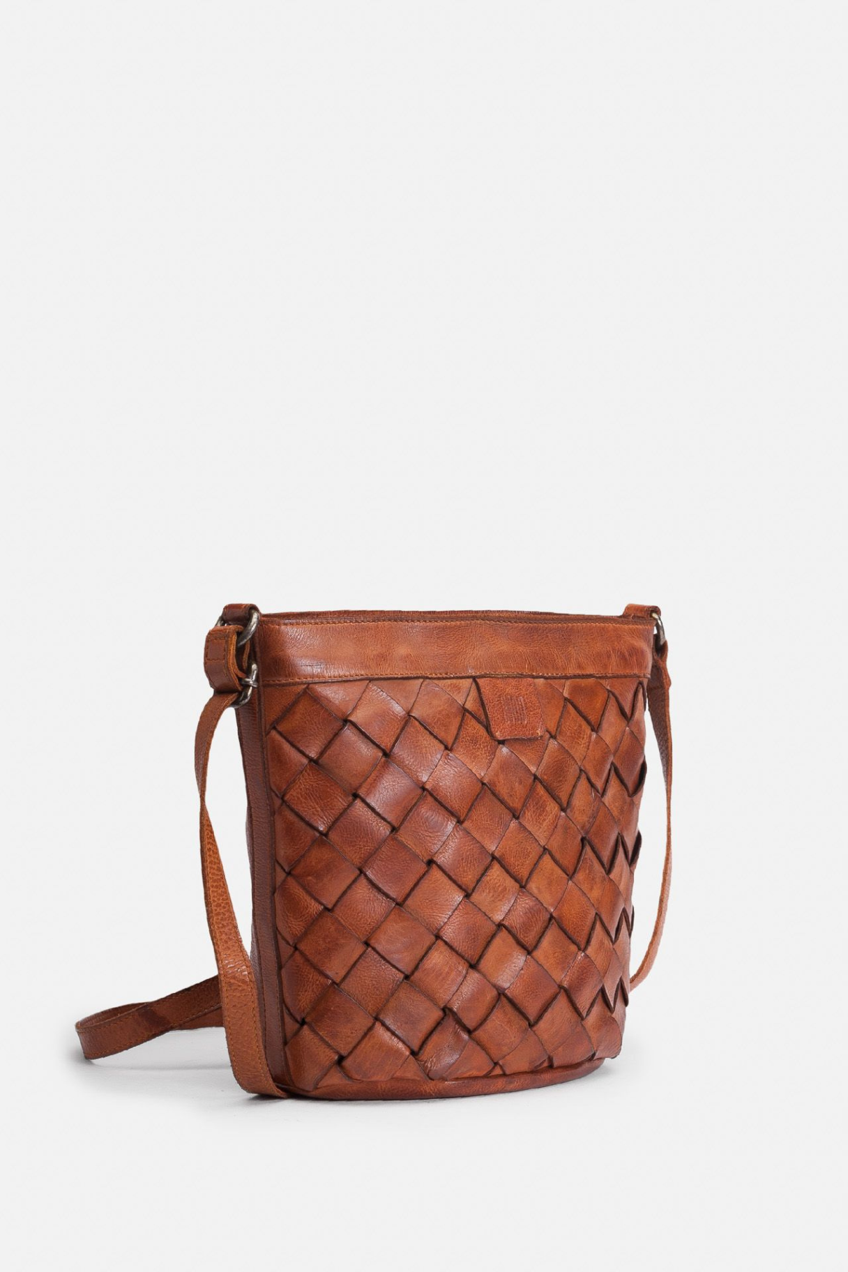 Sac seau en cuir tressé cognac Biba avec bandoulière réglable, vue trois-quarts