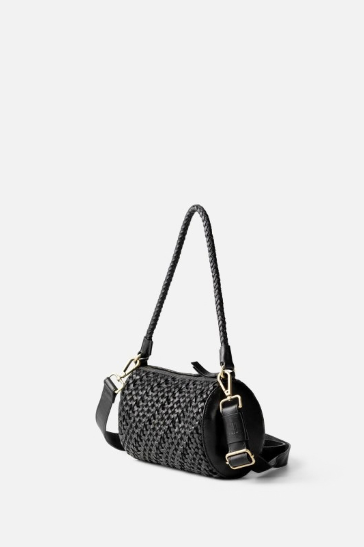 Sac Selma Biba en cuir tressé noir vu de trois quarts, forme cylindrique et flancs en cuir lisse
